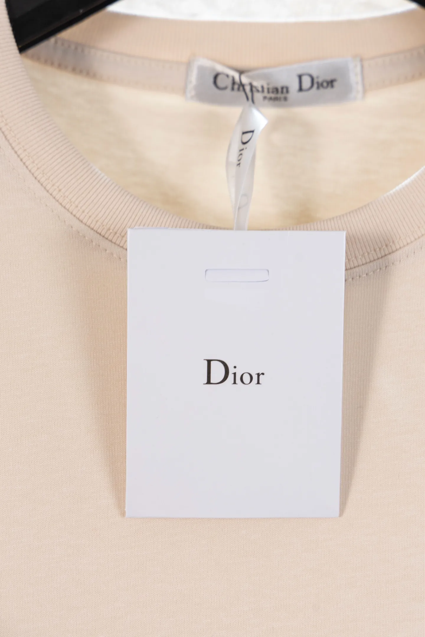 🅿️170 style number k8038 DIOR Dior embroidered letters‼ ️Short-sleeved T-shirt® is the same as the official website *Customized 280g cotton fabric, soft, skin-friendly and comfortable *CD letter logo embroidered on the front *A very simple and elegant one that is unparalleled in terms of upper body comfort, interpreting your luxury and taste, and creating your fashionable charm. ⚠️Washing method: It is recommended to dry clean or wrap the reverse side in a laundry bag and machine wash it quickly in cold water and let it dry naturally! ⚠️ Same style for men and women 𝐂𝐎𝐋𝐎𝐔𝐑: white black light apricot 𝐒𝐈𝐙𝐄 XS S M L