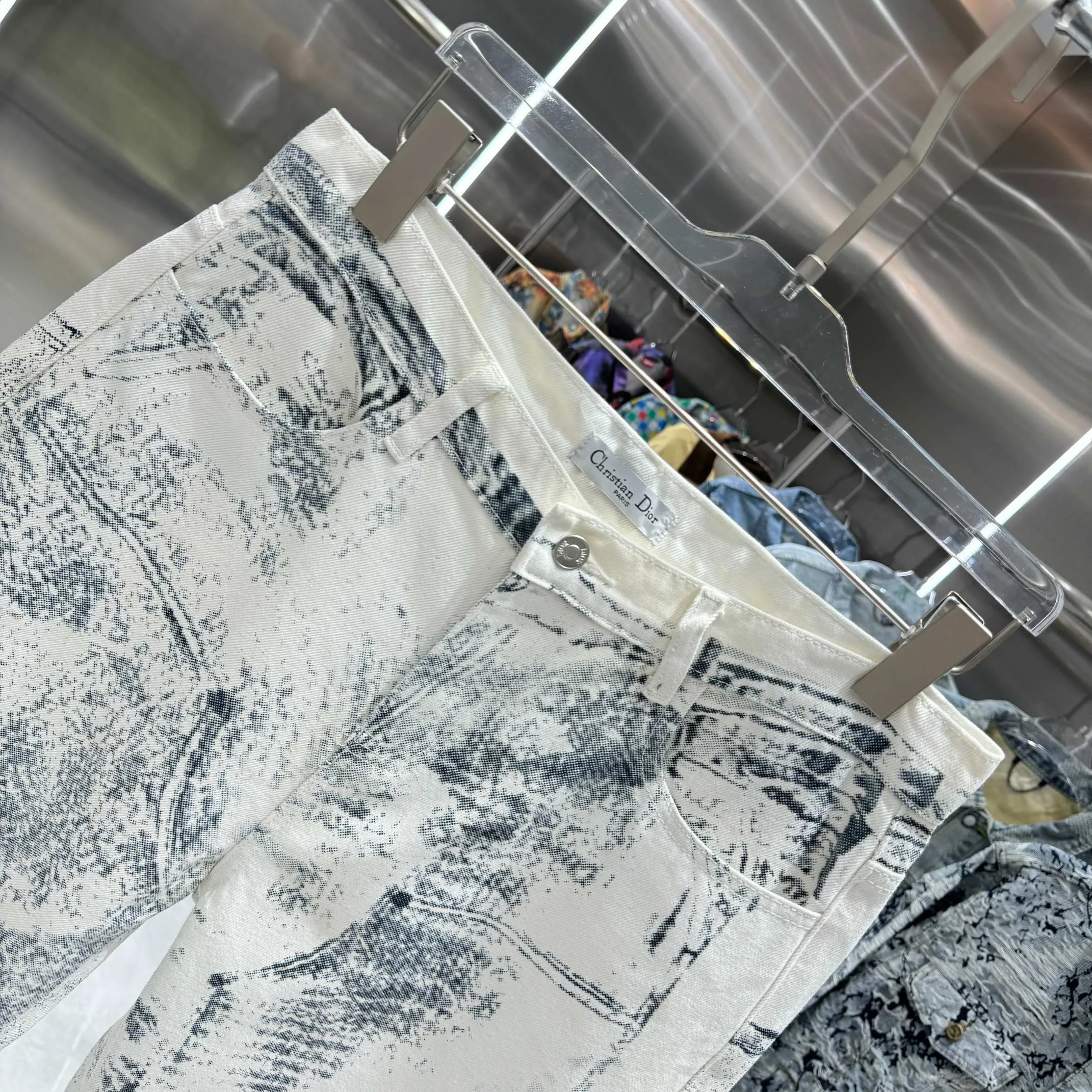 🅿️290 Dior 25 new trousers with casual style show fashionable charm. Crafted from beige cotton twill, it's finished with an all-over dark blue MKII effect pattern, making each piece unique. Wear with the matching cargo-effect trousers for a coordinated, casual look. Same style for men and women High version Size: M.L.XL XXL Color White