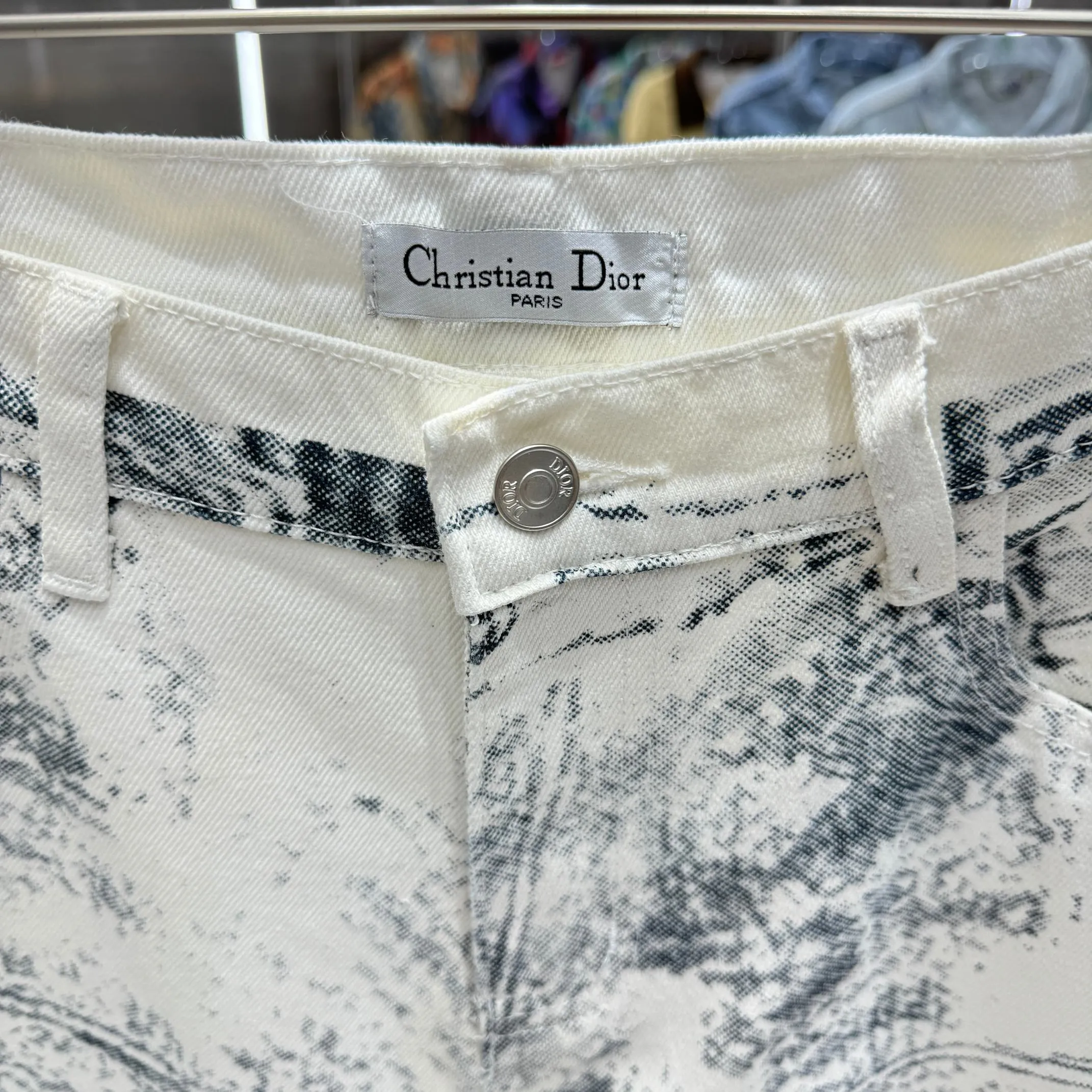 🅿️290 Dior 25 new trousers with casual style show fashionable charm. Crafted from beige cotton twill, it's finished with an all-over dark blue MKII effect pattern, making each piece unique. Wear with the matching cargo-effect trousers for a coordinated, casual look. Same style for men and women High version Size: M.L.XL XXL Color White