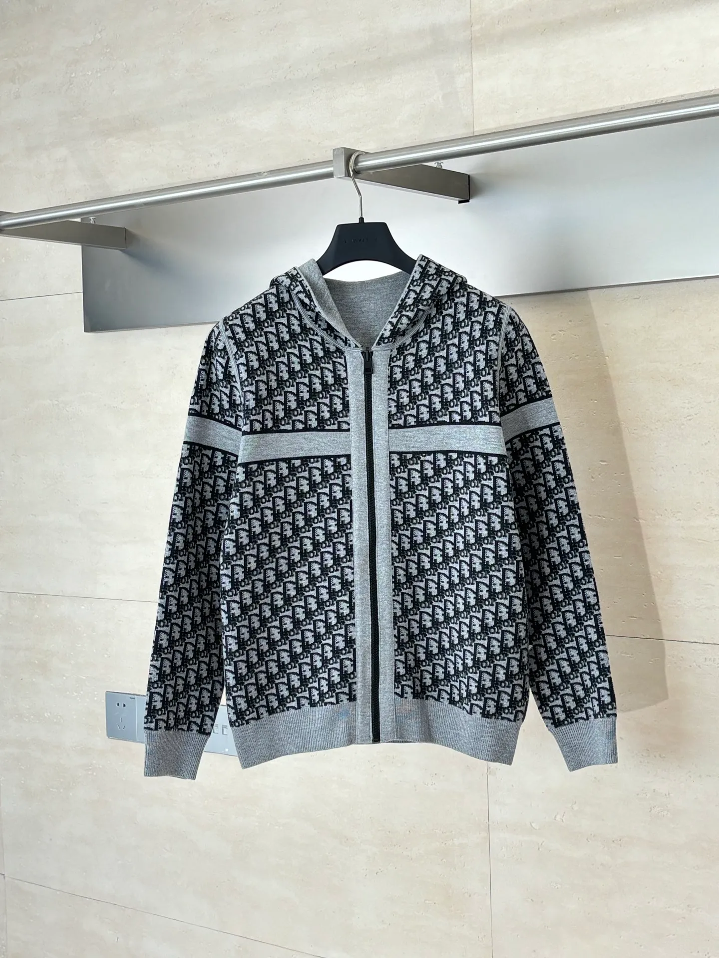 🅿️640 Dio*/Dior 25Fw presbyopic logo zipper cashmere jacket, reversible, double-woven letter jacquard craftsmanship on the back is luxurious and handsome, large lapels with small waist design and tailoring, fashionable and advanced, a must-have for white and rich women. The classic version does not pick up the upper body and looks slimming. Swiss machine embroidery sewing plate technology, imported cashmere yarn double-sided jacquard fabric Size: M/L/XL