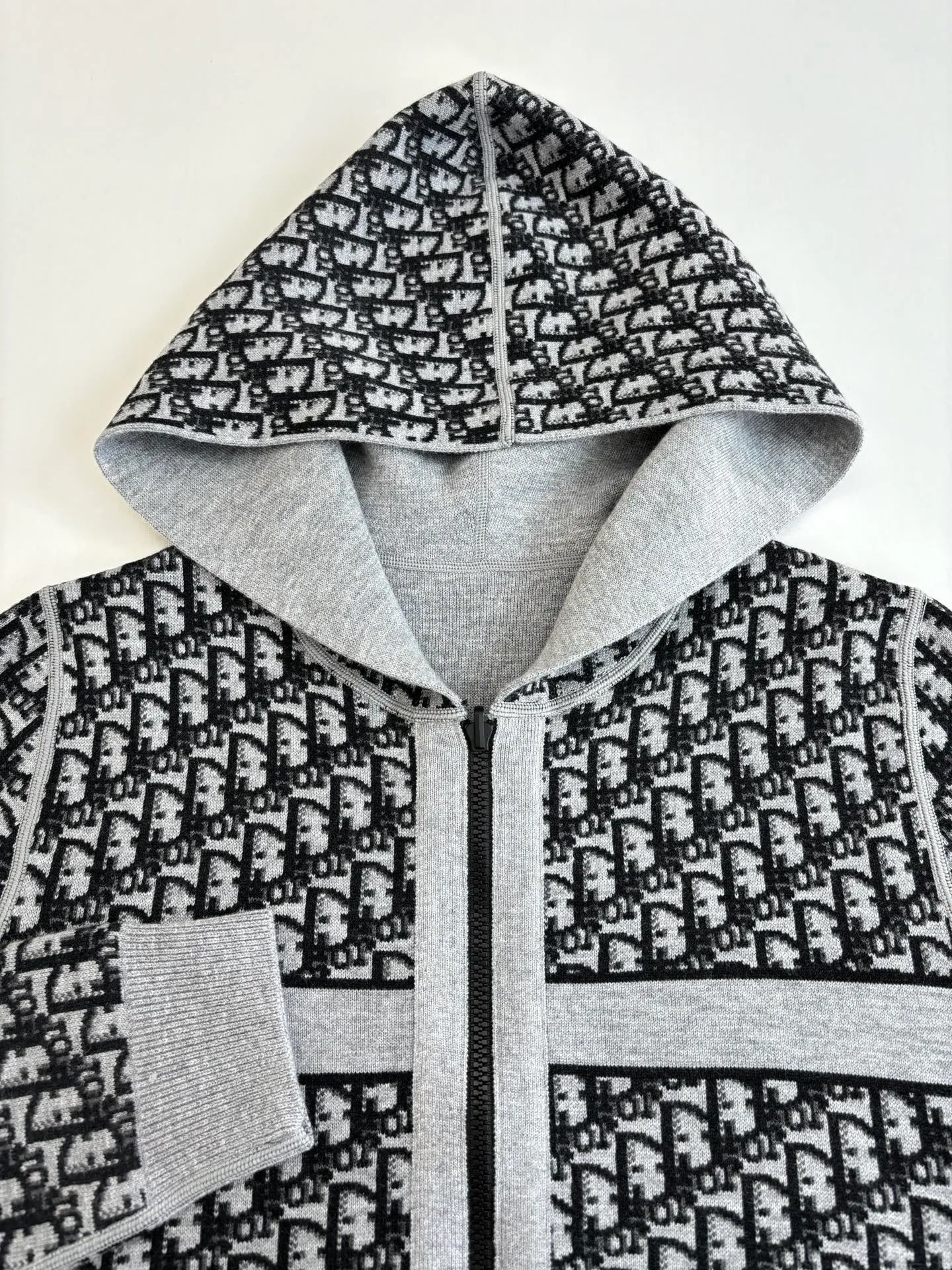 🅿️640 Dio*/Dior 25Fw presbyopic logo zipper cashmere jacket, reversible, double-woven letter jacquard craftsmanship on the back is luxurious and handsome, large lapels with small waist design and tailoring, fashionable and advanced, a must-have for white and rich women. The classic version does not pick up the upper body and looks slimming. Swiss machine embroidery sewing plate technology, imported cashmere yarn double-sided jacquard fabric Size: M/L/XL