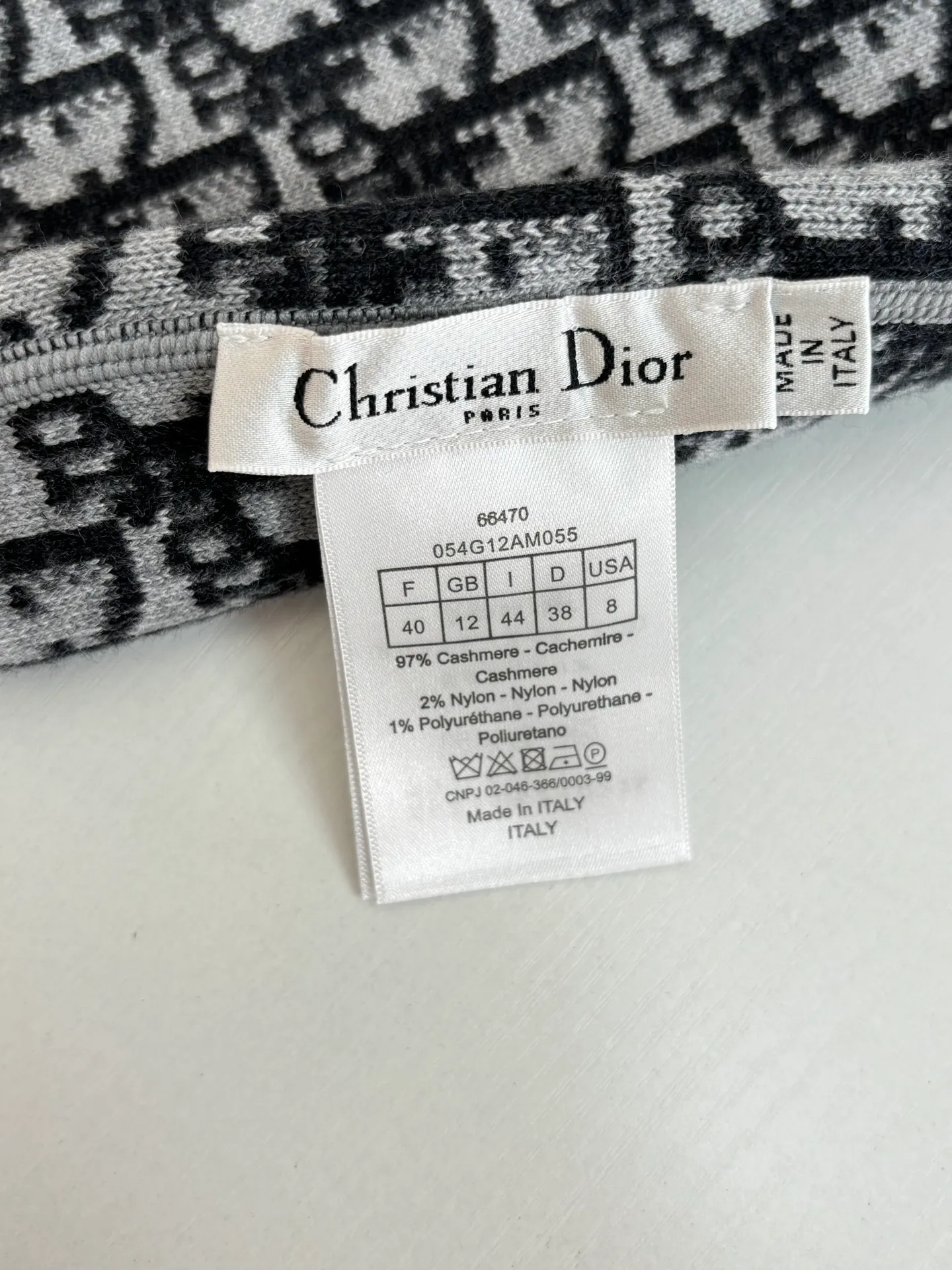 🅿️640 Dio*/Dior 25Fw presbyopic logo zipper cashmere jacket, reversible, double-woven letter jacquard craftsmanship on the back is luxurious and handsome, large lapels with small waist design and tailoring, fashionable and advanced, a must-have for white and rich women. The classic version does not pick up the upper body and looks slimming. Swiss machine embroidery sewing plate technology, imported cashmere yarn double-sided jacquard fabric Size: M/L/XL