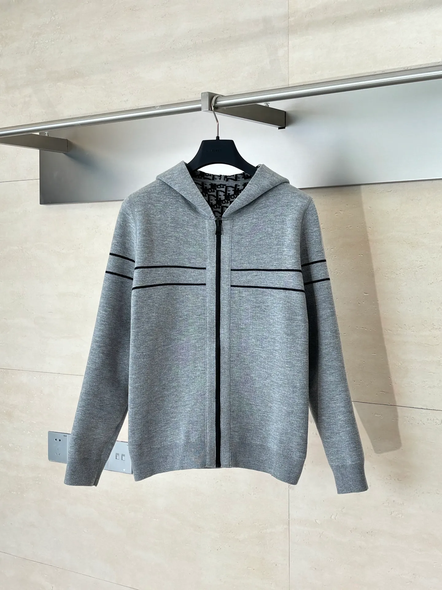 🅿️640 Dio*/Dior 25Fw presbyopic logo zipper cashmere jacket, reversible, double-woven letter jacquard craftsmanship on the back is luxurious and handsome, large lapels with small waist design and tailoring, fashionable and advanced, a must-have for white and rich women. The classic version does not pick up the upper body and looks slimming. Swiss machine embroidery sewing plate technology, imported cashmere yarn double-sided jacquard fabric Size: M/L/XL