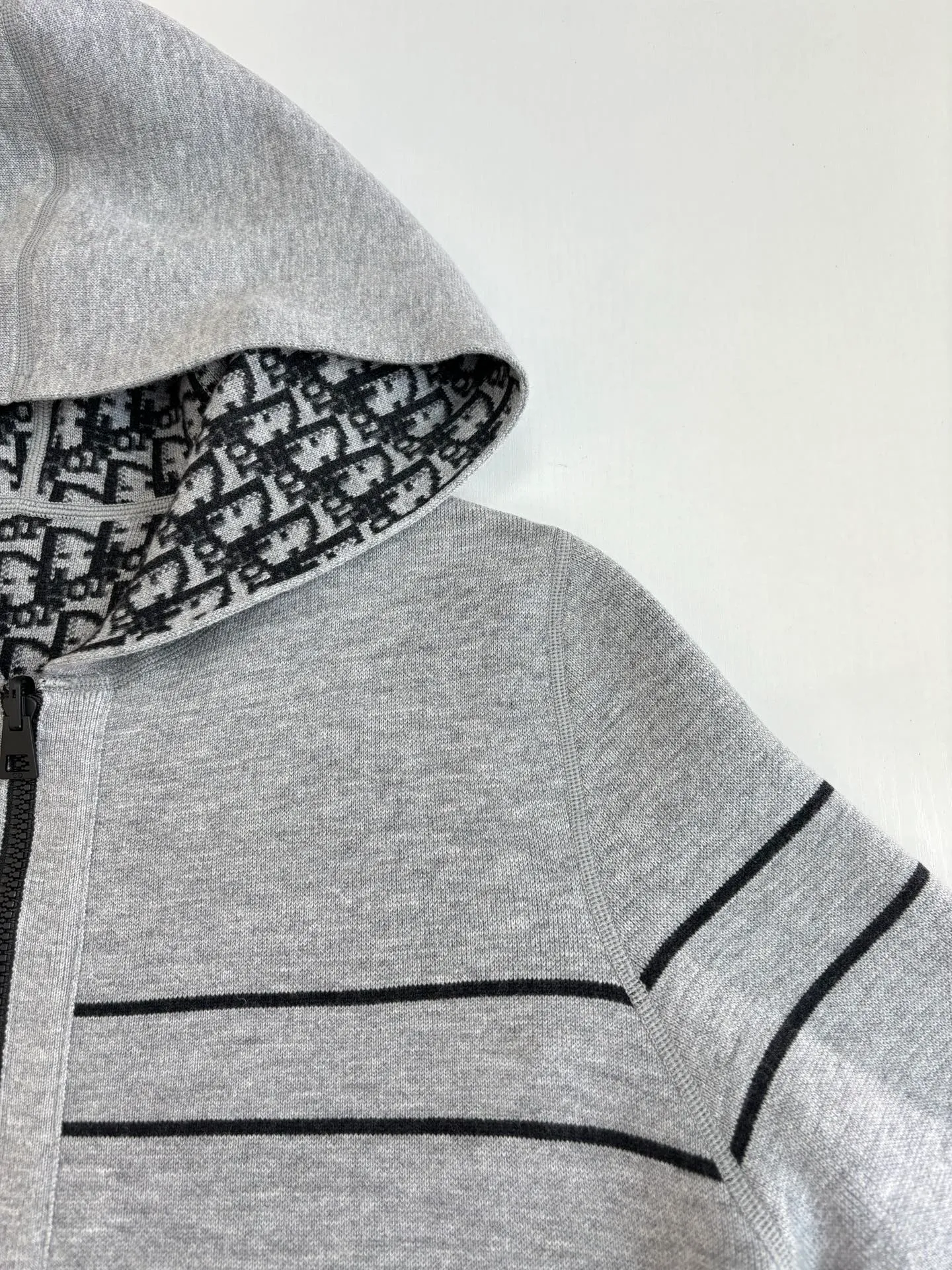 🅿️640 Dio*/Dior 25Fw presbyopic logo zipper cashmere jacket, reversible, double-woven letter jacquard craftsmanship on the back is luxurious and handsome, large lapels with small waist design and tailoring, fashionable and advanced, a must-have for white and rich women. The classic version does not pick up the upper body and looks slimming. Swiss machine embroidery sewing plate technology, imported cashmere yarn double-sided jacquard fabric Size: M/L/XL