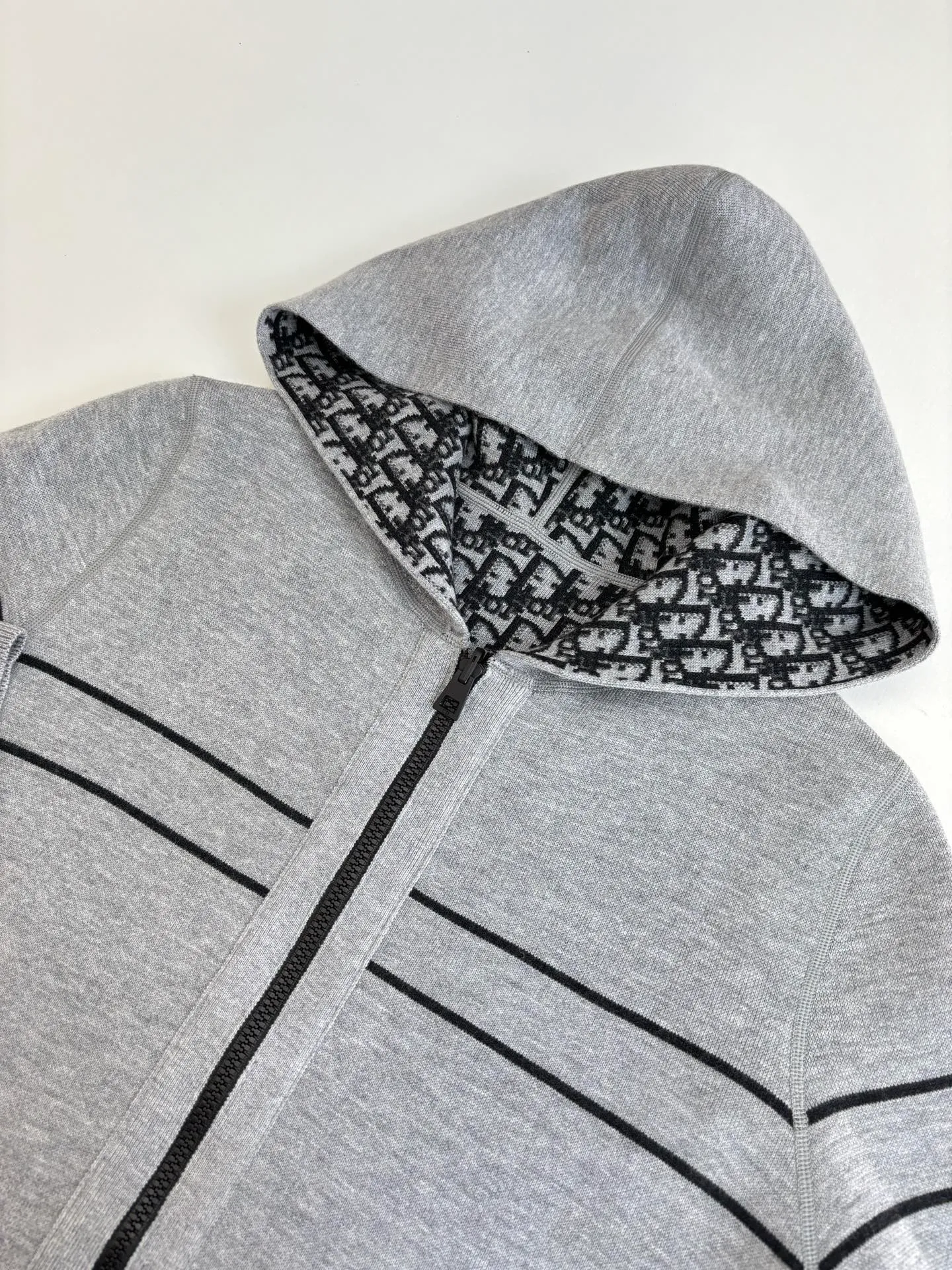 🅿️640 Dio*/Dior 25Fw presbyopic logo zipper cashmere jacket, reversible, double-woven letter jacquard craftsmanship on the back is luxurious and handsome, large lapels with small waist design and tailoring, fashionable and advanced, a must-have for white and rich women. The classic version does not pick up the upper body and looks slimming. Swiss machine embroidery sewing plate technology, imported cashmere yarn double-sided jacquard fabric Size: M/L/XL