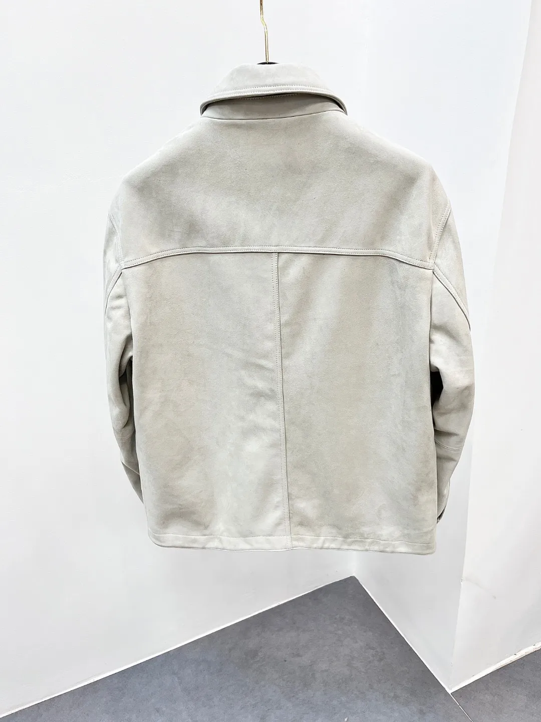 🅿️3200 2025 new genuine leather jacket, imported goatskin lapel jacket, soft but tough. This kind of tactility will make people reluctant to put it down after touching it. Slim fit, visually slimming, exquisite and gorgeous street style, more fashionable, younger, bringing a dynamic new look.