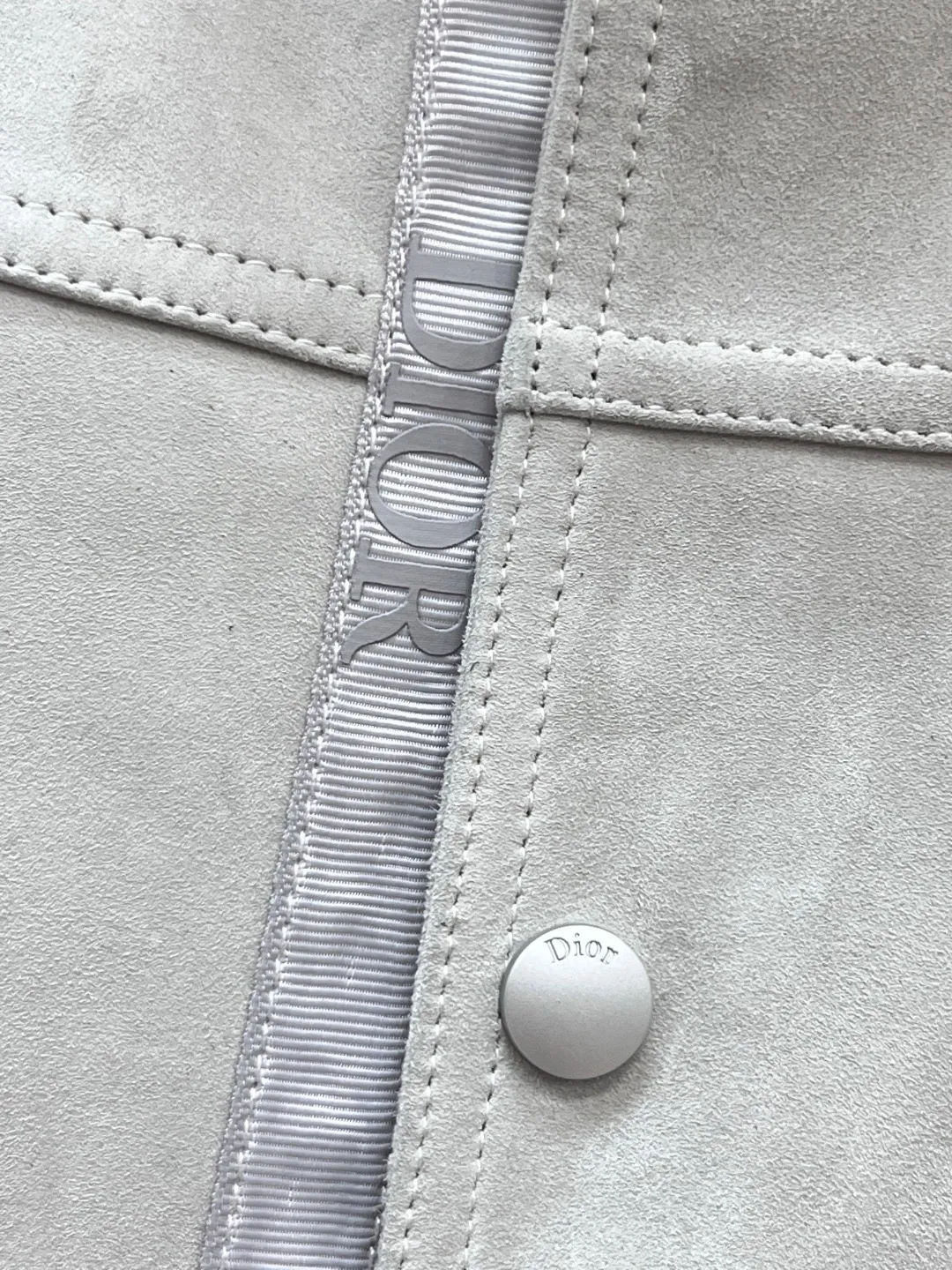 🅿️3200 2025 new genuine leather jacket, imported goatskin lapel jacket, soft but tough. This kind of tactility will make people reluctant to put it down after touching it. Slim fit, visually slimming, exquisite and gorgeous street style, more fashionable, younger, bringing a dynamic new look.