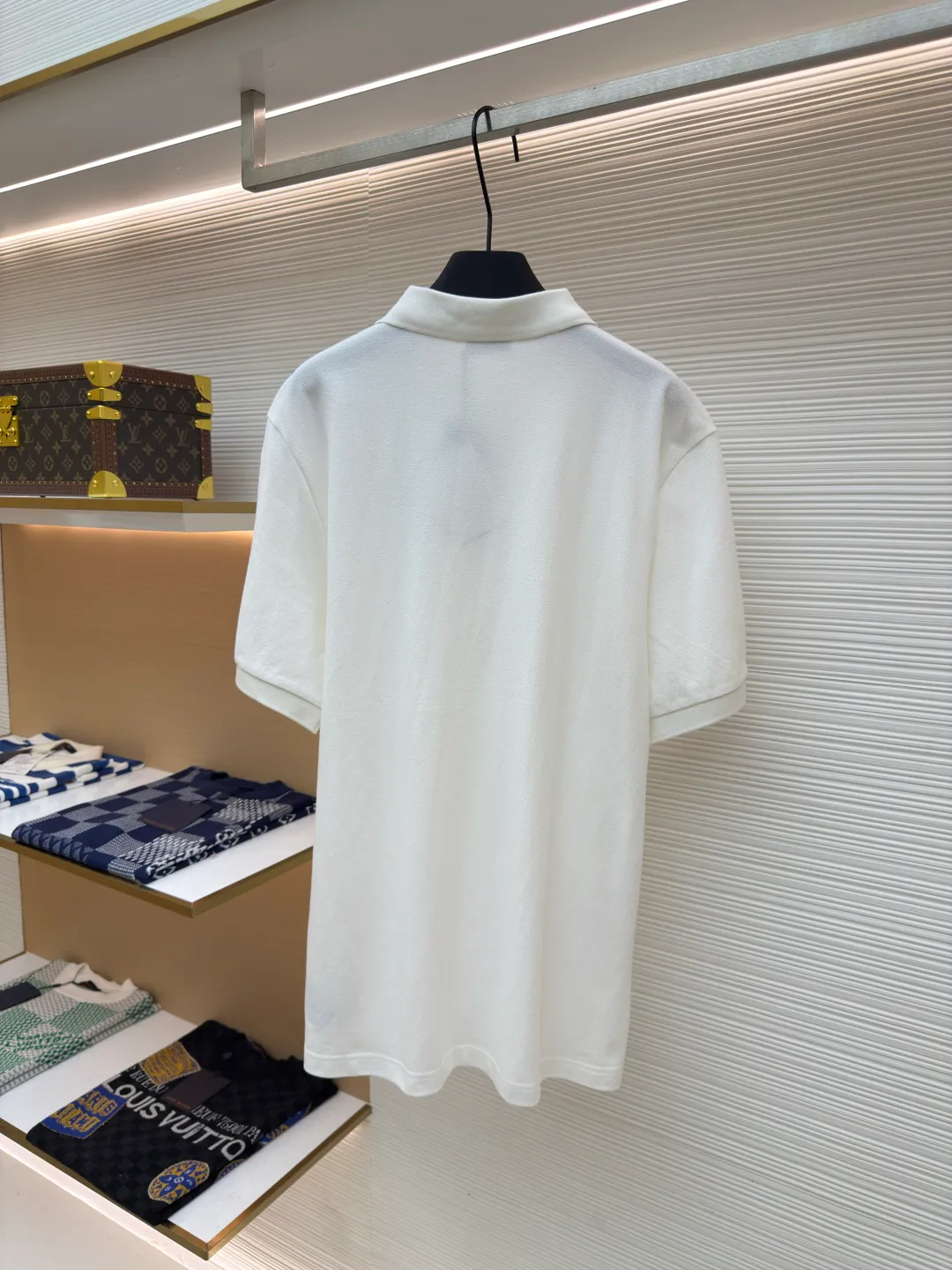 DIOR CD letter embroidered Polo shirt ●Authentic product: 3699 purchase and development ●Item number: 1680441-A35 ●Fabric: pure cotton fabric ●Technology: embroidery process ●Version: fitted version ●Weight: about 280 grams ●Size: XS-S-M-L ●Description: Color is custom-woven and dyed, "CD" design on the chest. A perfect fashionable and trendy item! The oversize version is very slimming and can be worn with a T-skirt or shorts. Who wouldn’t love it? The texture of the customized fabric is super versatile and can be worn in all seasons. The overall routing is straight and delicate, the fabric is comfortable and soft, and the color is consistent with no color difference. It can be matched with the same style to create a fashionable look and control various occasions. Customized accessories, complete with three labels, same style for men and women!