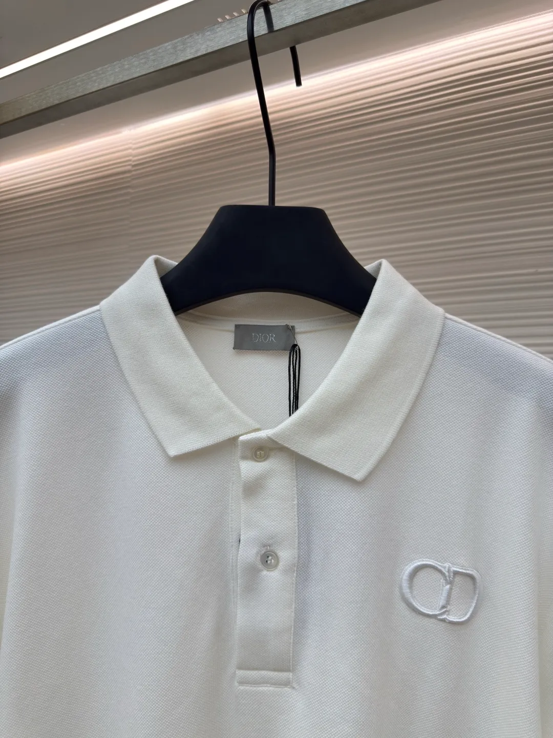 DIOR CD letter embroidered Polo shirt ●Authentic product: 3699 purchase and development ●Item number: 1680441-A35 ●Fabric: pure cotton fabric ●Technology: embroidery process ●Version: fitted version ●Weight: about 280 grams ●Size: XS-S-M-L ●Description: Color is custom-woven and dyed, "CD" design on the chest. A perfect fashionable and trendy item! The oversize version is very slimming and can be worn with a T-skirt or shorts. Who wouldn’t love it? The texture of the customized fabric is super versatile and can be worn in all seasons. The overall routing is straight and delicate, the fabric is comfortable and soft, and the color is consistent with no color difference. It can be matched with the same style to create a fashionable look and control various occasions. Customized accessories, complete with three labels, same style for men and women!