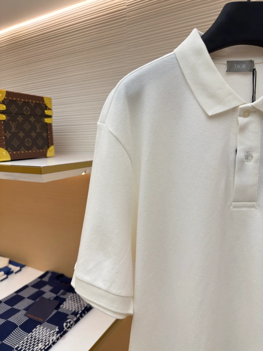 DIOR CD letter embroidered Polo shirt ●Authentic product: 3699 purchase and development ●Item number: 1680441-A35 ●Fabric: pure cotton fabric ●Technology: embroidery process ●Version: fitted version ●Weight: about 280 grams ●Size: XS-S-M-L ●Description: Color is custom-woven and dyed, "CD" design on the chest. A perfect fashionable and trendy item! The oversize version is very slimming and can be worn with a T-skirt or shorts. Who wouldn’t love it? The texture of the customized fabric is super versatile and can be worn in all seasons. The overall routing is straight and delicate, the fabric is comfortable and soft, and the color is consistent with no color difference. It can be matched with the same style to create a fashionable look and control various occasions. Customized accessories, complete with three labels, same style for men and women!