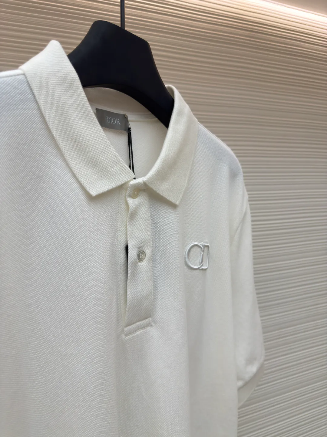 DIOR CD letter embroidered Polo shirt ●Authentic product: 3699 purchase and development ●Item number: 1680441-A35 ●Fabric: pure cotton fabric ●Technology: embroidery process ●Version: fitted version ●Weight: about 280 grams ●Size: XS-S-M-L ●Description: Color is custom-woven and dyed, "CD" design on the chest. A perfect fashionable and trendy item! The oversize version is very slimming and can be worn with a T-skirt or shorts. Who wouldn’t love it? The texture of the customized fabric is super versatile and can be worn in all seasons. The overall routing is straight and delicate, the fabric is comfortable and soft, and the color is consistent with no color difference. It can be matched with the same style to create a fashionable look and control various occasions. Customized accessories, complete with three labels, same style for men and women!