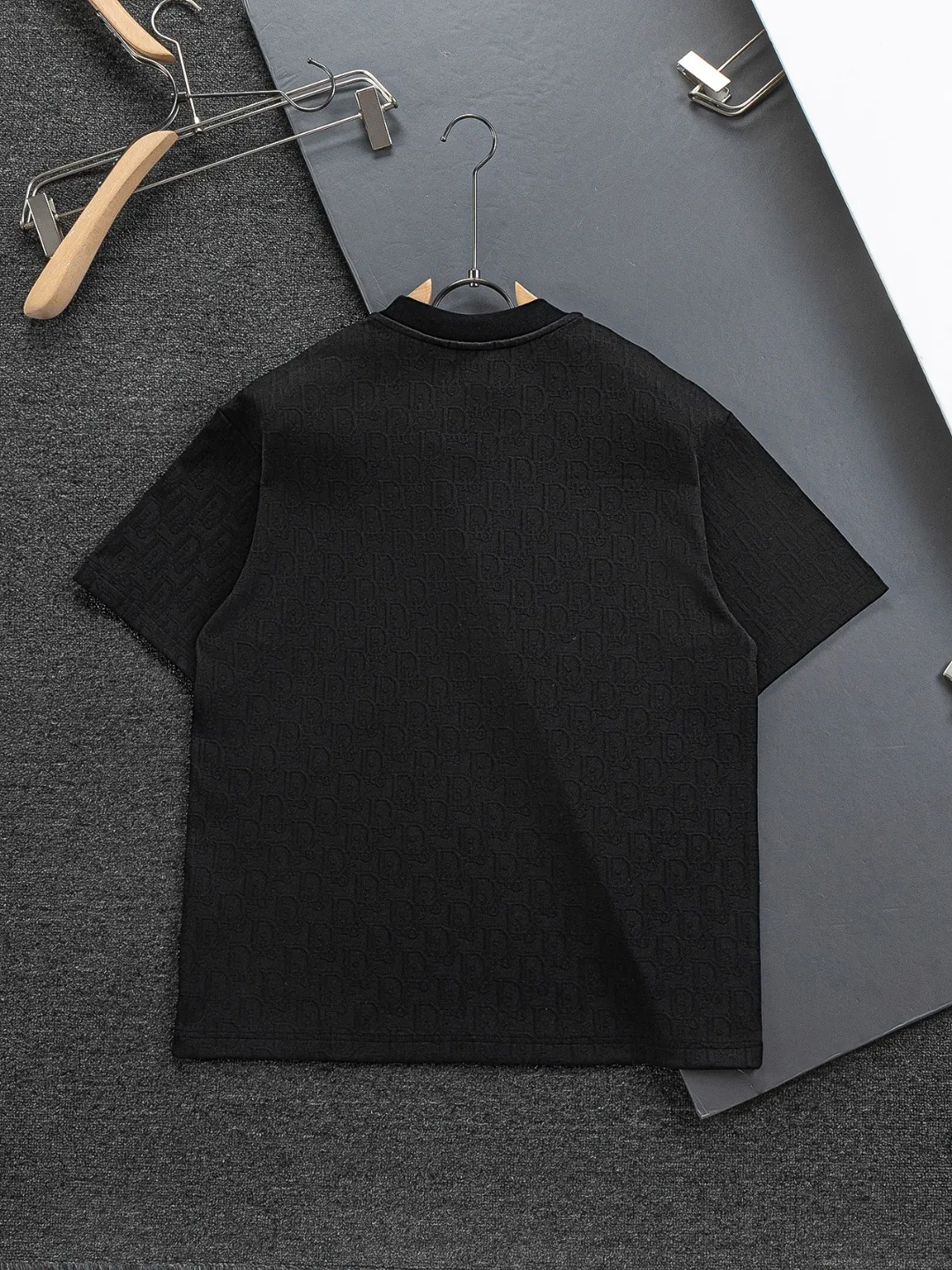 🅿️210 DIOR Dior Dior CD micro-wide version S-XL Dior 26ss official website will always be unbeatable, classic style, permanent boutique, counter eternal co-branded style, CD letters are all over the dark jacquard print 🪡 embroidery, heavy craftsmanship, same style for men and women, short-sleeved T-shirt, cotton blended terry jersey fabric, original development. This comes from the 2025 beachwear limited series, full logo jacquard towel highlights the classic Obliave flower, with S-shaped round neck and topstitching, unique style, decorated with obliqve jacquard all over, ribbed round neck with V-shaped topstitching, customized accessories, and the whole body is customized and developed according to the Y board... Complete with three standards, it can control various styles, paying tribute to Dior's historic year! Coupled with the blessing of full-flower cotton material, both the upper body comfort and the existence are unparalleled. It can be said to be a must-have companion in summer. The excellent breathability and comfortable wearing feeling are unparalleled~ Recommended! ! Same style for men and women! Color: Black White Size: S-XL Size chart: S: Shoulder width 50-Bust 56-Length 70 M: Shoulder width 52-Bust 57-Length 72 L: Shoulder width 54-Bust 59-Length 74 XL: Shoulder width 56-Bust 62-Length 76