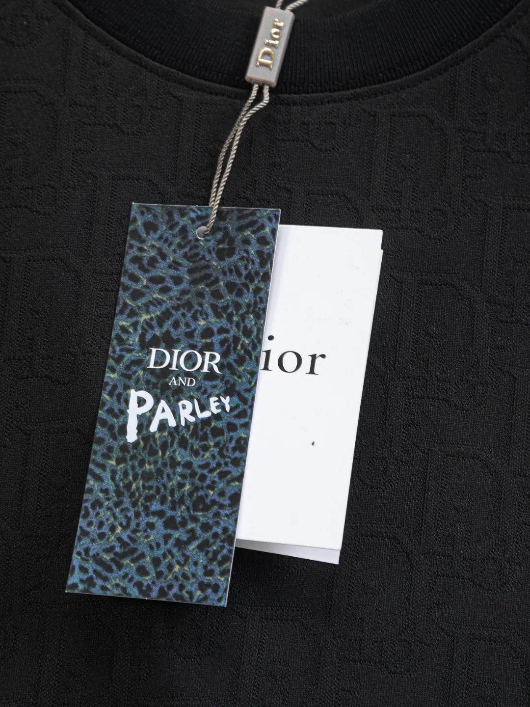 🅿️210 DIOR Dior Dior CD micro-wide version S-XL Dior 26ss official website will always be unbeatable, classic style, permanent boutique, counter eternal co-branded style, CD letters are all over the dark jacquard print 🪡 embroidery, heavy craftsmanship, same style for men and women, short-sleeved T-shirt, cotton blended terry jersey fabric, original development. This comes from the 2025 beachwear limited series, full logo jacquard towel highlights the classic Obliave flower, with S-shaped round neck and topstitching, unique style, decorated with obliqve jacquard all over, ribbed round neck with V-shaped topstitching, customized accessories, and the whole body is customized and developed according to the Y board... Complete with three standards, it can control various styles, paying tribute to Dior's historic year! Coupled with the blessing of full-flower cotton material, both the upper body comfort and the existence are unparalleled. It can be said to be a must-have companion in summer. The excellent breathability and comfortable wearing feeling are unparalleled~ Recommended! ! Same style for men and women! Color: Black White Size: S-XL Size chart: S: Shoulder width 50-Bust 56-Length 70 M: Shoulder width 52-Bust 57-Length 72 L: Shoulder width 54-Bust 59-Length 74 XL: Shoulder width 56-Bust 62-Length 76