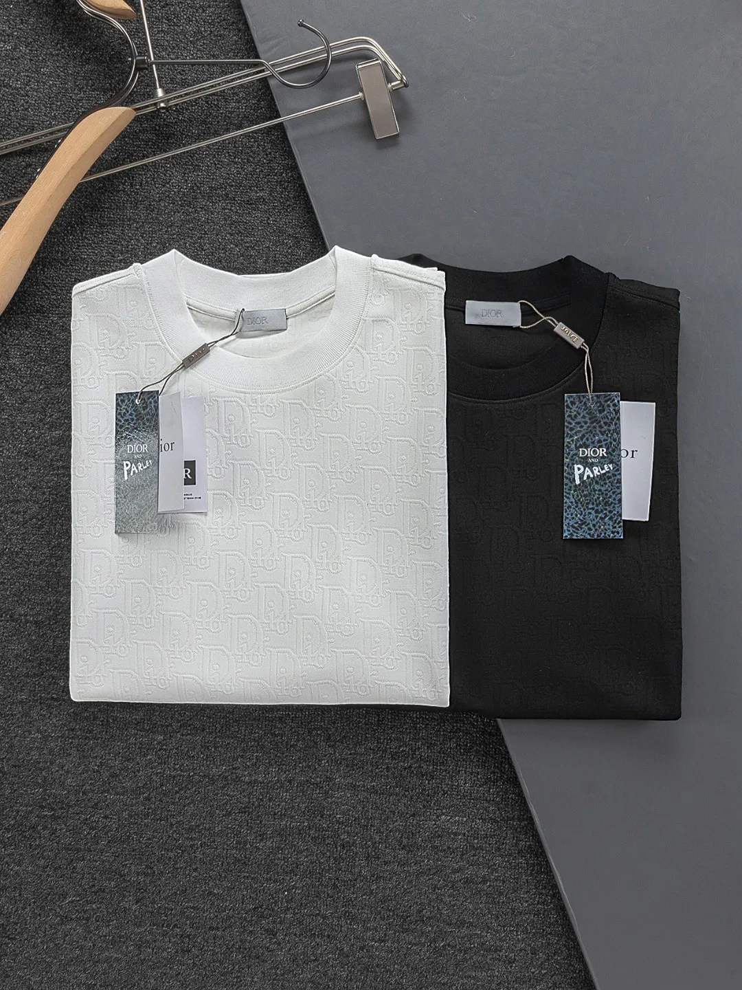🅿️210 DIOR Dior Dior CD micro-wide version S-XL Dior 26ss official website will always be unbeatable, classic style, permanent boutique, counter eternal co-branded style, CD letters are all over the dark jacquard print 🪡 embroidery, heavy craftsmanship, same style for men and women, short-sleeved T-shirt, cotton blended terry jersey fabric, original development. This comes from the 2025 beachwear limited series, full logo jacquard towel highlights the classic Obliave flower, with S-shaped round neck and topstitching, unique style, decorated with obliqve jacquard all over, ribbed round neck with V-shaped topstitching, customized accessories, and the whole body is customized and developed according to the Y board... Complete with three standards, it can control various styles, paying tribute to Dior's historic year! Coupled with the blessing of full-flower cotton material, both the upper body comfort and the existence are unparalleled. It can be said to be a must-have companion in summer. The excellent breathability and comfortable wearing feeling are unparalleled~ Recommended! ! Same style for men and women! Color: Black White Size: S-XL Size chart: S: Shoulder width 50-Bust 56-Length 70 M: Shoulder width 52-Bust 57-Length 72 L: Shoulder width 54-Bust 59-Length 74 XL: Shoulder width 56-Bust 62-Length 76
