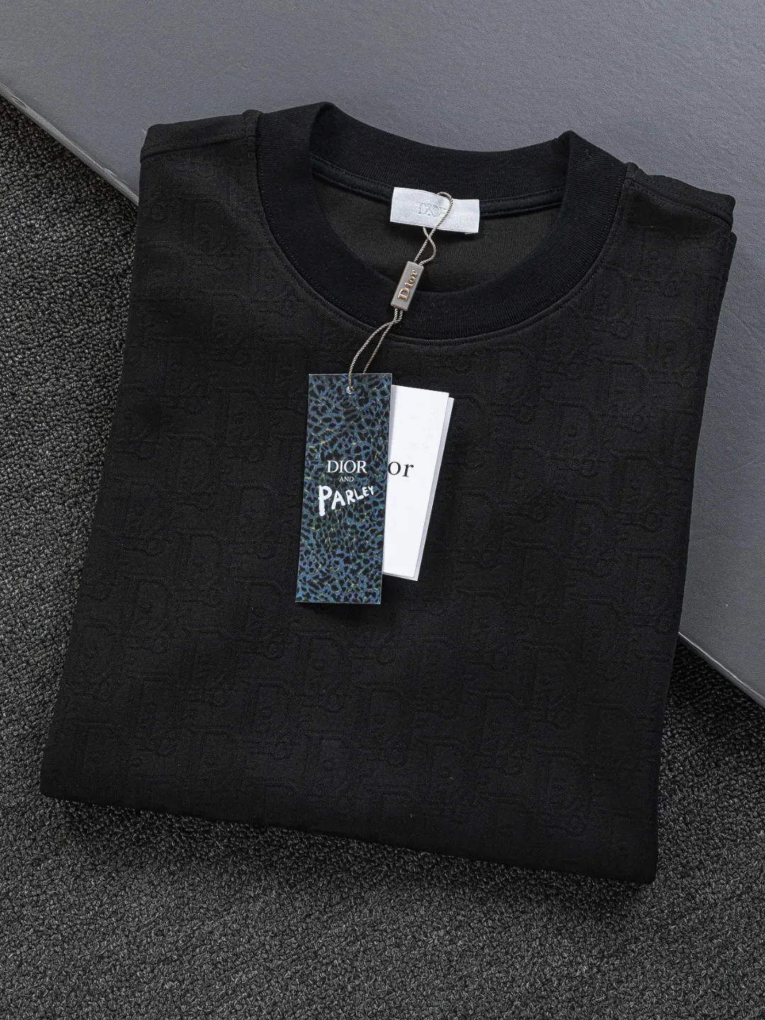 🅿️210 DIOR Dior Dior CD micro-wide version S-XL Dior 26ss official website will always be unbeatable, classic style, permanent boutique, counter eternal co-branded style, CD letters are all over the dark jacquard print 🪡 embroidery, heavy craftsmanship, same style for men and women, short-sleeved T-shirt, cotton blended terry jersey fabric, original development. This comes from the 2025 beachwear limited series, full logo jacquard towel highlights the classic Obliave flower, with S-shaped round neck and topstitching, unique style, decorated with obliqve jacquard all over, ribbed round neck with V-shaped topstitching, customized accessories, and the whole body is customized and developed according to the Y board... Complete with three standards, it can control various styles, paying tribute to Dior's historic year! Coupled with the blessing of full-flower cotton material, both the upper body comfort and the existence are unparalleled. It can be said to be a must-have companion in summer. The excellent breathability and comfortable wearing feeling are unparalleled~ Recommended! ! Same style for men and women! Color: Black White Size: S-XL Size chart: S: Shoulder width 50-Bust 56-Length 70 M: Shoulder width 52-Bust 57-Length 72 L: Shoulder width 54-Bust 59-Length 74 XL: Shoulder width 56-Bust 62-Length 76