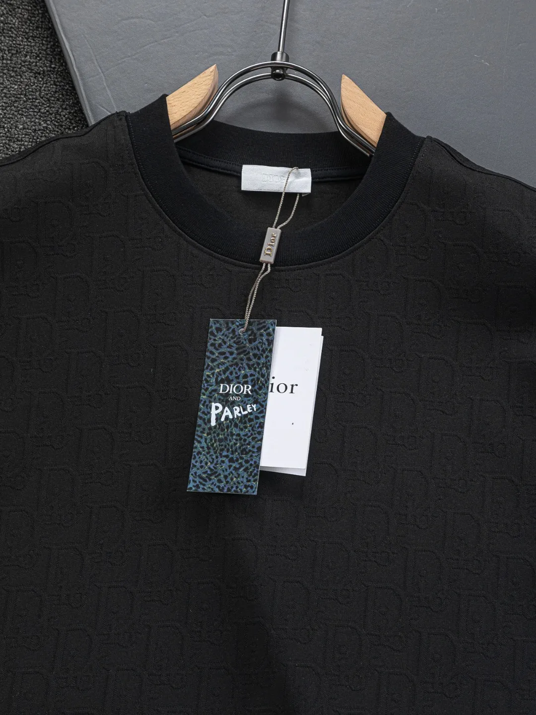 🅿️210 DIOR Dior Dior CD micro-wide version S-XL Dior 26ss official website will always be unbeatable, classic style, permanent boutique, counter eternal co-branded style, CD letters are all over the dark jacquard print 🪡 embroidery, heavy craftsmanship, same style for men and women, short-sleeved T-shirt, cotton blended terry jersey fabric, original development. This comes from the 2025 beachwear limited series, full logo jacquard towel highlights the classic Obliave flower, with S-shaped round neck and topstitching, unique style, decorated with obliqve jacquard all over, ribbed round neck with V-shaped topstitching, customized accessories, and the whole body is customized and developed according to the Y board... Complete with three standards, it can control various styles, paying tribute to Dior's historic year! Coupled with the blessing of full-flower cotton material, both the upper body comfort and the existence are unparalleled. It can be said to be a must-have companion in summer. The excellent breathability and comfortable wearing feeling are unparalleled~ Recommended! ! Same style for men and women! Color: Black White Size: S-XL Size chart: S: Shoulder width 50-Bust 56-Length 70 M: Shoulder width 52-Bust 57-Length 72 L: Shoulder width 54-Bust 59-Length 74 XL: Shoulder width 56-Bust 62-Length 76