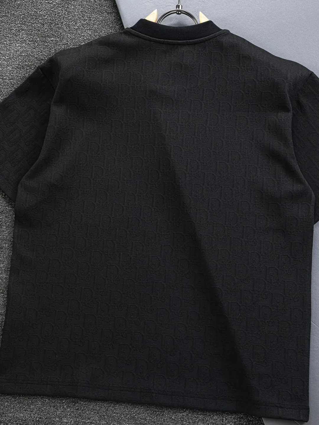 🅿️210 DIOR Dior Dior CD micro-wide version S-XL Dior 26ss official website will always be unbeatable, classic style, permanent boutique, counter eternal co-branded style, CD letters are all over the dark jacquard print 🪡 embroidery, heavy craftsmanship, same style for men and women, short-sleeved T-shirt, cotton blended terry jersey fabric, original development. This comes from the 2025 beachwear limited series, full logo jacquard towel highlights the classic Obliave flower, with S-shaped round neck and topstitching, unique style, decorated with obliqve jacquard all over, ribbed round neck with V-shaped topstitching, customized accessories, and the whole body is customized and developed according to the Y board... Complete with three standards, it can control various styles, paying tribute to Dior's historic year! Coupled with the blessing of full-flower cotton material, both the upper body comfort and the existence are unparalleled. It can be said to be a must-have companion in summer. The excellent breathability and comfortable wearing feeling are unparalleled~ Recommended! ! Same style for men and women! Color: Black White Size: S-XL Size chart: S: Shoulder width 50-Bust 56-Length 70 M: Shoulder width 52-Bust 57-Length 72 L: Shoulder width 54-Bust 59-Length 74 XL: Shoulder width 56-Bust 62-Length 76