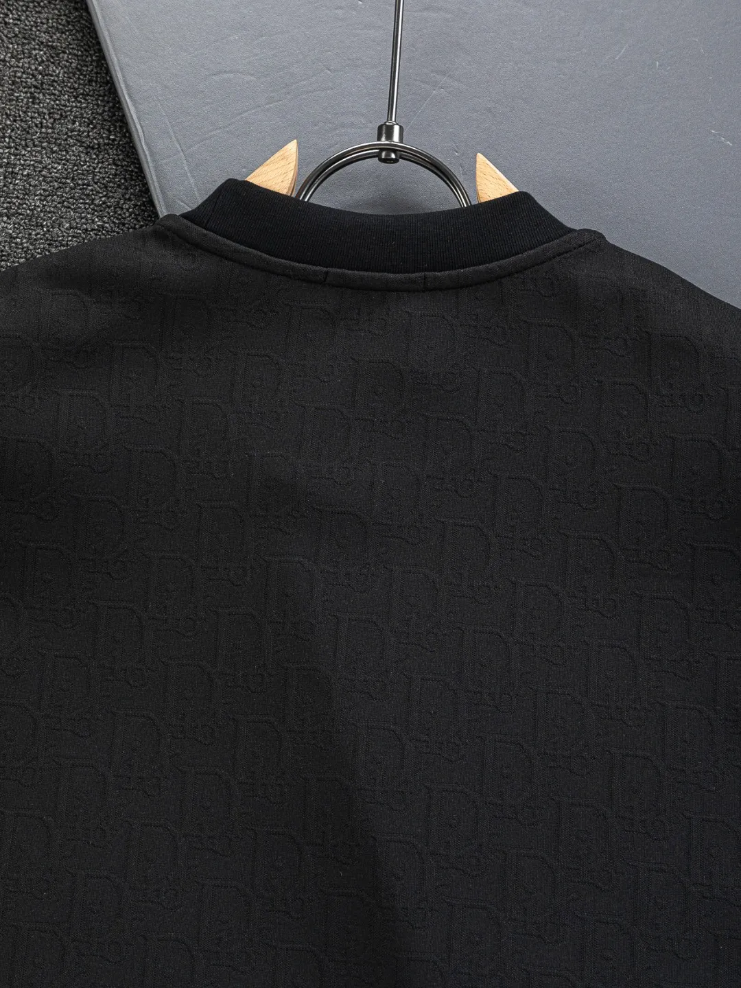 🅿️210 DIOR Dior Dior CD micro-wide version S-XL Dior 26ss official website will always be unbeatable, classic style, permanent boutique, counter eternal co-branded style, CD letters are all over the dark jacquard print 🪡 embroidery, heavy craftsmanship, same style for men and women, short-sleeved T-shirt, cotton blended terry jersey fabric, original development. This comes from the 2025 beachwear limited series, full logo jacquard towel highlights the classic Obliave flower, with S-shaped round neck and topstitching, unique style, decorated with obliqve jacquard all over, ribbed round neck with V-shaped topstitching, customized accessories, and the whole body is customized and developed according to the Y board... Complete with three standards, it can control various styles, paying tribute to Dior's historic year! Coupled with the blessing of full-flower cotton material, both the upper body comfort and the existence are unparalleled. It can be said to be a must-have companion in summer. The excellent breathability and comfortable wearing feeling are unparalleled~ Recommended! ! Same style for men and women! Color: Black White Size: S-XL Size chart: S: Shoulder width 50-Bust 56-Length 70 M: Shoulder width 52-Bust 57-Length 72 L: Shoulder width 54-Bust 59-Length 74 XL: Shoulder width 56-Bust 62-Length 76