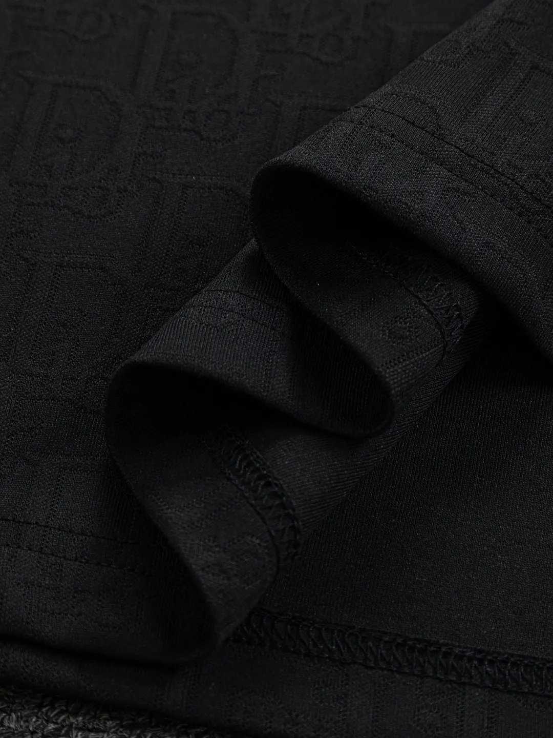 🅿️210 DIOR Dior Dior CD micro-wide version S-XL Dior 26ss official website will always be unbeatable, classic style, permanent boutique, counter eternal co-branded style, CD letters are all over the dark jacquard print 🪡 embroidery, heavy craftsmanship, same style for men and women, short-sleeved T-shirt, cotton blended terry jersey fabric, original development. This comes from the 2025 beachwear limited series, full logo jacquard towel highlights the classic Obliave flower, with S-shaped round neck and topstitching, unique style, decorated with obliqve jacquard all over, ribbed round neck with V-shaped topstitching, customized accessories, and the whole body is customized and developed according to the Y board... Complete with three standards, it can control various styles, paying tribute to Dior's historic year! Coupled with the blessing of full-flower cotton material, both the upper body comfort and the existence are unparalleled. It can be said to be a must-have companion in summer. The excellent breathability and comfortable wearing feeling are unparalleled~ Recommended! ! Same style for men and women! Color: Black White Size: S-XL Size chart: S: Shoulder width 50-Bust 56-Length 70 M: Shoulder width 52-Bust 57-Length 72 L: Shoulder width 54-Bust 59-Length 74 XL: Shoulder width 56-Bust 62-Length 76