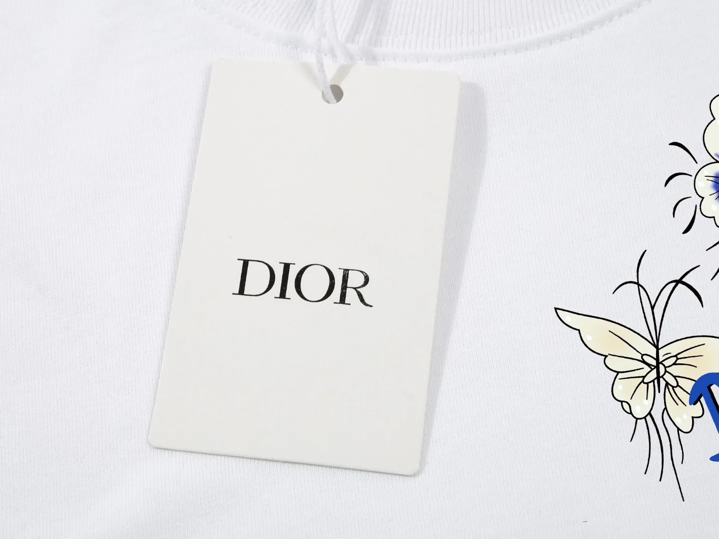 🅿️170 DIOR printed letters‼ ️Short-sleeved T-shirt® *Customized 280g cotton fabric, the fabric is soft, skin-friendly and comfortable *Laminated letter logo on the front *A very simple and elegant one that is unparalleled in terms of upper body comfort, interpreting your luxury and taste, and creating your fashionable charm. ⚠️Washing method: It is recommended to dry clean or wrap the reverse side in a laundry bag and machine wash it quickly in cold water and let it dry naturally! ⚠️ Unisex style 𝐂𝐎𝐋𝐎𝐔𝐑: White Black 𝐒𝐈𝐙𝐄: S-XL