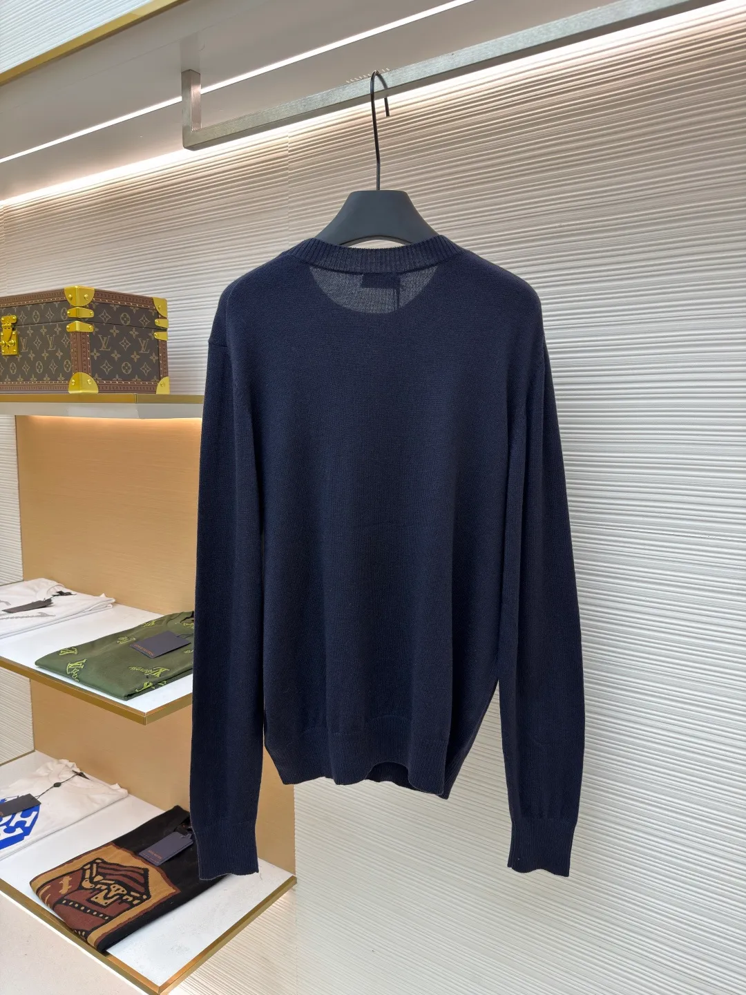 DIOR pattern jacquard round neck pullover long-sleeved cashmere sweater ●Authentic product: 15000 purchased and developed ●Item number: 1680826-B50 ●Fabric: wool fabric ●Technology: jacquard production ●Version: fitted version ●Weight: about 300 grams ●Size: XS-S-M-L ●Description: This knitted sweater is made of high-quality wool Specific fabric composition, natural fibers give it a soft skin-friendly touch, the delicate weave makes the body stiff and textured, the embroidery process is exquisite, and the puppy pattern is three-dimensional and vivid. It balances comfort and fashion, easily adapts to daily wear scenes, and adds unique fun to the look. The overall wiring is straight and delicate, the fabric is comfortable and soft, and the color is consistent without color difference. It can be matched with the same style to create a fashionable look and control various occasions. Customized accessories, complete with three standards, same style for men and women!