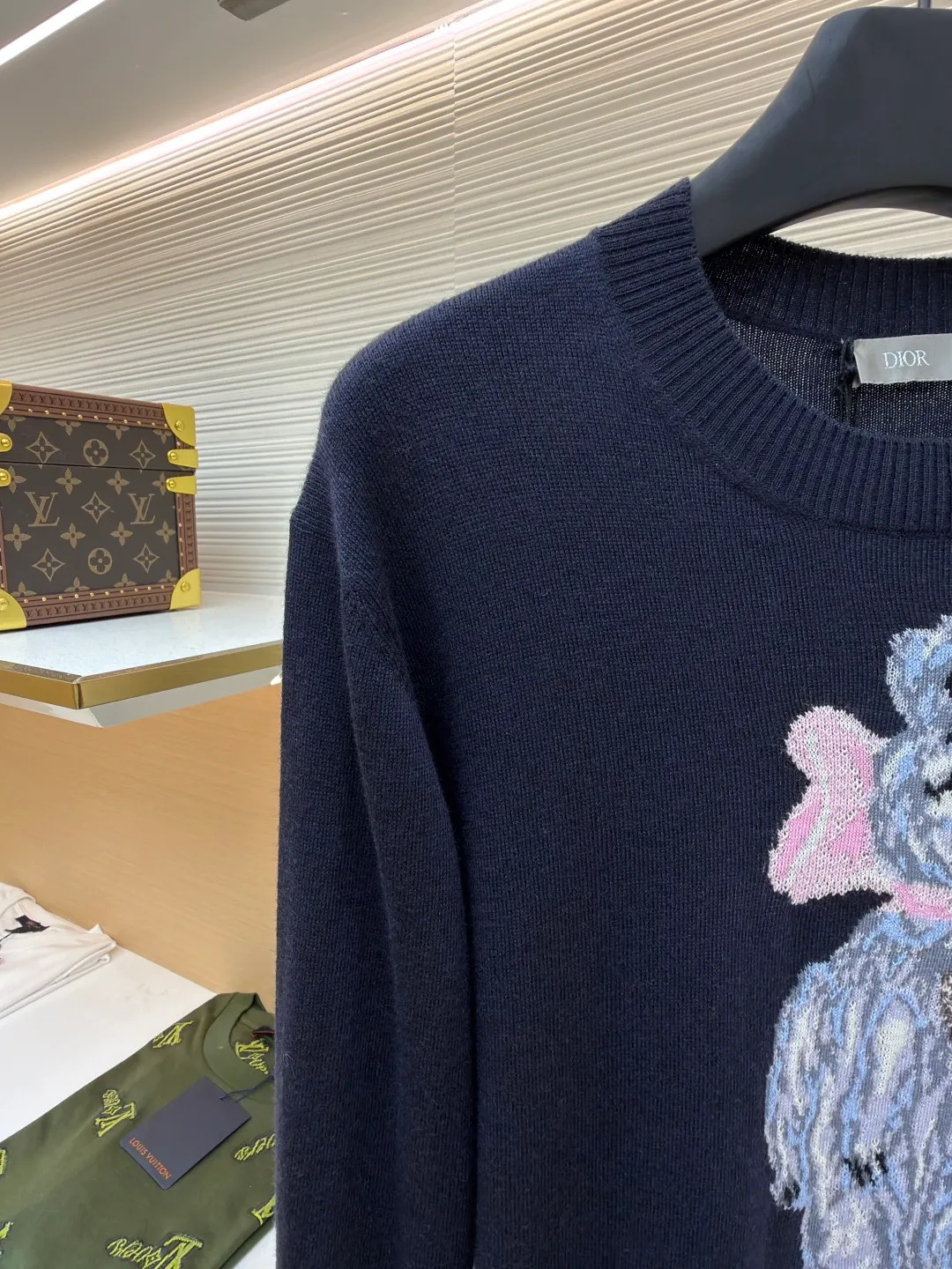 DIOR pattern jacquard round neck pullover long-sleeved cashmere sweater ●Authentic product: 15000 purchased and developed ●Item number: 1680826-B50 ●Fabric: wool fabric ●Technology: jacquard production ●Version: fitted version ●Weight: about 300 grams ●Size: XS-S-M-L ●Description: This knitted sweater is made of high-quality wool Specific fabric composition, natural fibers give it a soft skin-friendly touch, the delicate weave makes the body stiff and textured, the embroidery process is exquisite, and the puppy pattern is three-dimensional and vivid. It balances comfort and fashion, easily adapts to daily wear scenes, and adds unique fun to the look. The overall wiring is straight and delicate, the fabric is comfortable and soft, and the color is consistent without color difference. It can be matched with the same style to create a fashionable look and control various occasions. Customized accessories, complete with three standards, same style for men and women!