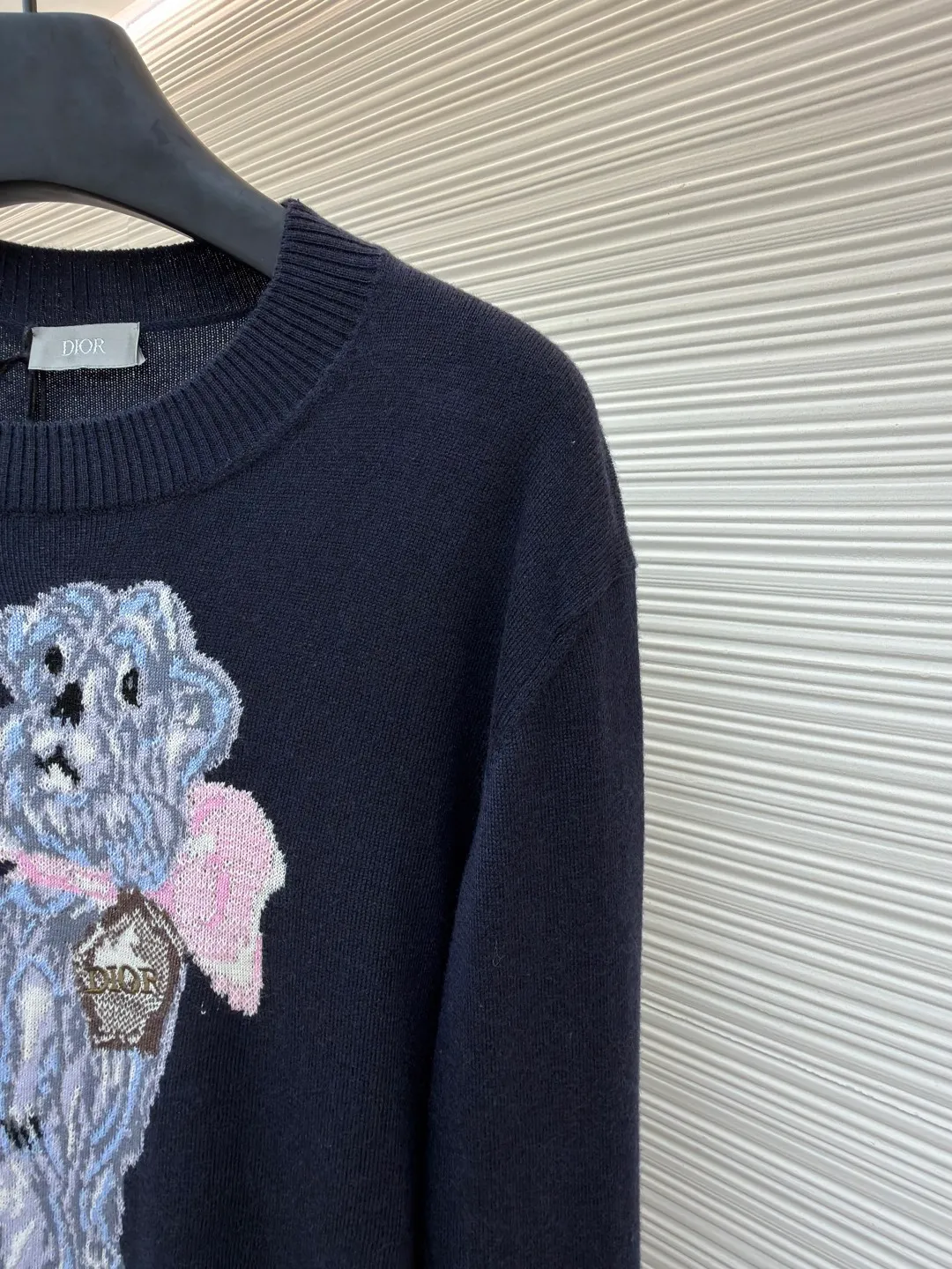 DIOR pattern jacquard round neck pullover long-sleeved cashmere sweater ●Authentic product: 15000 purchased and developed ●Item number: 1680826-B50 ●Fabric: wool fabric ●Technology: jacquard production ●Version: fitted version ●Weight: about 300 grams ●Size: XS-S-M-L ●Description: This knitted sweater is made of high-quality wool Specific fabric composition, natural fibers give it a soft skin-friendly touch, the delicate weave makes the body stiff and textured, the embroidery process is exquisite, and the puppy pattern is three-dimensional and vivid. It balances comfort and fashion, easily adapts to daily wear scenes, and adds unique fun to the look. The overall wiring is straight and delicate, the fabric is comfortable and soft, and the color is consistent without color difference. It can be matched with the same style to create a fashionable look and control various occasions. Customized accessories, complete with three standards, same style for men and women!