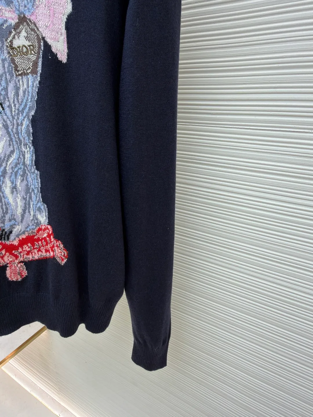 DIOR pattern jacquard round neck pullover long-sleeved cashmere sweater ●Authentic product: 15000 purchased and developed ●Item number: 1680826-B50 ●Fabric: wool fabric ●Technology: jacquard production ●Version: fitted version ●Weight: about 300 grams ●Size: XS-S-M-L ●Description: This knitted sweater is made of high-quality wool Specific fabric composition, natural fibers give it a soft skin-friendly touch, the delicate weave makes the body stiff and textured, the embroidery process is exquisite, and the puppy pattern is three-dimensional and vivid. It balances comfort and fashion, easily adapts to daily wear scenes, and adds unique fun to the look. The overall wiring is straight and delicate, the fabric is comfortable and soft, and the color is consistent without color difference. It can be matched with the same style to create a fashionable look and control various occasions. Customized accessories, complete with three standards, same style for men and women!