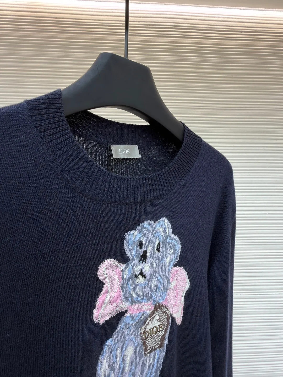 DIOR pattern jacquard round neck pullover long-sleeved cashmere sweater ●Authentic product: 15000 purchased and developed ●Item number: 1680826-B50 ●Fabric: wool fabric ●Technology: jacquard production ●Version: fitted version ●Weight: about 300 grams ●Size: XS-S-M-L ●Description: This knitted sweater is made of high-quality wool Specific fabric composition, natural fibers give it a soft skin-friendly touch, the delicate weave makes the body stiff and textured, the embroidery process is exquisite, and the puppy pattern is three-dimensional and vivid. It balances comfort and fashion, easily adapts to daily wear scenes, and adds unique fun to the look. The overall wiring is straight and delicate, the fabric is comfortable and soft, and the color is consistent without color difference. It can be matched with the same style to create a fashionable look and control various occasions. Customized accessories, complete with three standards, same style for men and women!