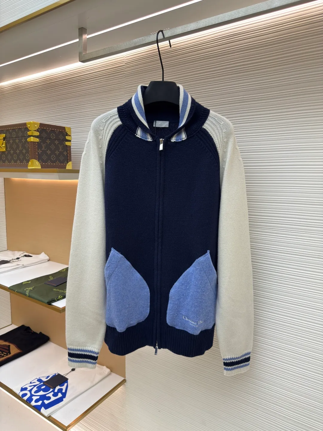 Dior bluebell woolen jacket ●Authentic product: 28000 purchased and developed ●Item number: 1680505-C65 ●Fabric: wool fabric ●Technology: woolen fabric ●Version: loose fit ●Weight: about 840 grams ●Size: XS-S-M-L ●Description: The wool material is made of 50% cotton and 50% premium wool 5-needle yarn. The loom uses an imported 5-needle precision machine. The pockets use brushed yarn. A single piece takes 290 minutes per piece. The low-strap pockets are woven with a four-button design. The embroidery uses a domestic high-speed machine. The non-woven chapter is embroidered with high density. The hand-operated embroidery machine is used for positioning and sewing, and the logo zipper is customized. The overall wiring is straight and delicate, the fabric is comfortable and soft, and the color is consistent without color difference. It can be matched with the same style to create a fashionable look and control various occasions. Customized accessories, complete with three standards, same style for men and women!