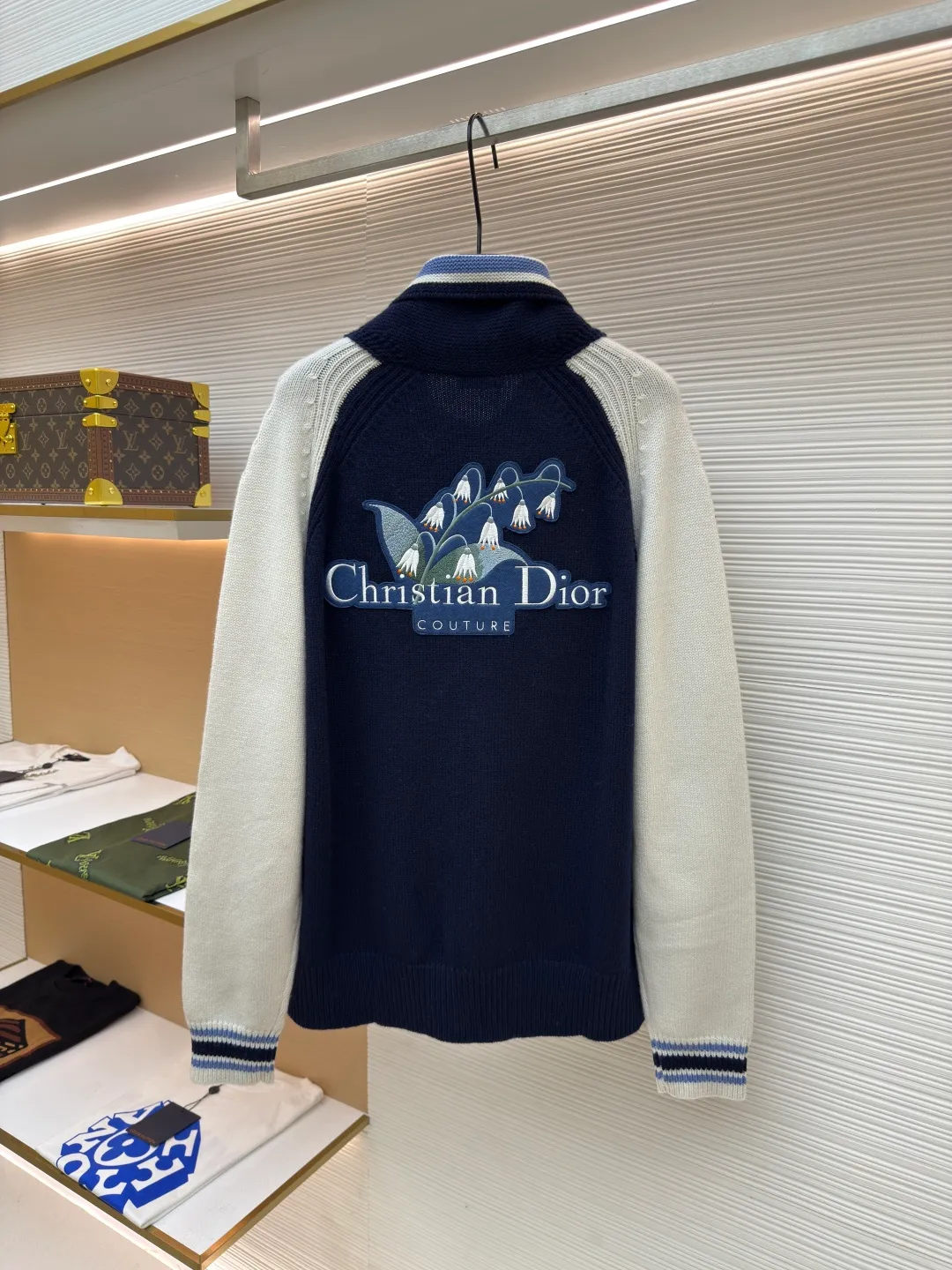 Dior bluebell woolen jacket ●Authentic product: 28000 purchased and developed ●Item number: 1680505-C65 ●Fabric: wool fabric ●Technology: woolen fabric ●Version: loose fit ●Weight: about 840 grams ●Size: XS-S-M-L ●Description: The wool material is made of 50% cotton and 50% premium wool 5-needle yarn. The loom uses an imported 5-needle precision machine. The pockets use brushed yarn. A single piece takes 290 minutes per piece. The low-strap pockets are woven with a four-button design. The embroidery uses a domestic high-speed machine. The non-woven chapter is embroidered with high density. The hand-operated embroidery machine is used for positioning and sewing, and the logo zipper is customized. The overall wiring is straight and delicate, the fabric is comfortable and soft, and the color is consistent without color difference. It can be matched with the same style to create a fashionable look and control various occasions. Customized accessories, complete with three standards, same style for men and women!