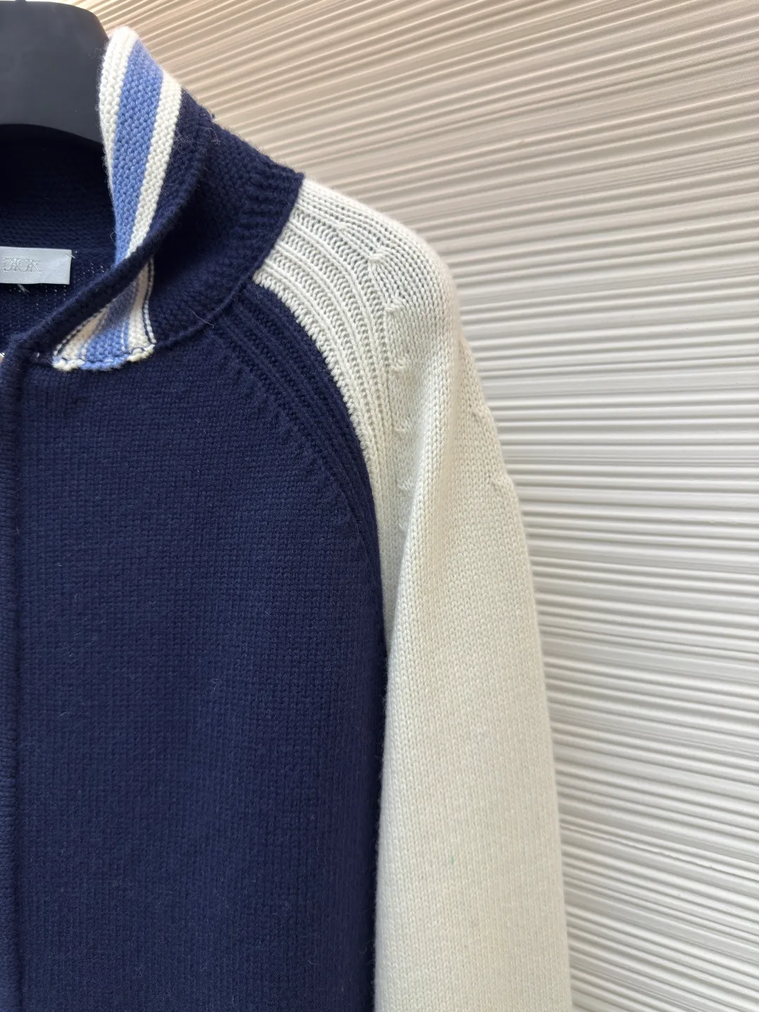 Dior bluebell woolen jacket ●Authentic product: 28000 purchased and developed ●Item number: 1680505-C65 ●Fabric: wool fabric ●Technology: woolen fabric ●Version: loose fit ●Weight: about 840 grams ●Size: XS-S-M-L ●Description: The wool material is made of 50% cotton and 50% premium wool 5-needle yarn. The loom uses an imported 5-needle precision machine. The pockets use brushed yarn. A single piece takes 290 minutes per piece. The low-strap pockets are woven with a four-button design. The embroidery uses a domestic high-speed machine. The non-woven chapter is embroidered with high density. The hand-operated embroidery machine is used for positioning and sewing, and the logo zipper is customized. The overall wiring is straight and delicate, the fabric is comfortable and soft, and the color is consistent without color difference. It can be matched with the same style to create a fashionable look and control various occasions. Customized accessories, complete with three standards, same style for men and women!