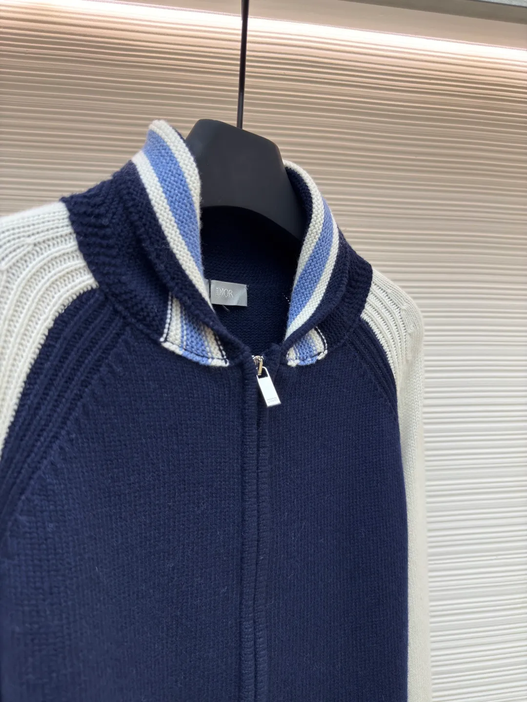 Dior bluebell woolen jacket ●Authentic product: 28000 purchased and developed ●Item number: 1680505-C65 ●Fabric: wool fabric ●Technology: woolen fabric ●Version: loose fit ●Weight: about 840 grams ●Size: XS-S-M-L ●Description: The wool material is made of 50% cotton and 50% premium wool 5-needle yarn. The loom uses an imported 5-needle precision machine. The pockets use brushed yarn. A single piece takes 290 minutes per piece. The low-strap pockets are woven with a four-button design. The embroidery uses a domestic high-speed machine. The non-woven chapter is embroidered with high density. The hand-operated embroidery machine is used for positioning and sewing, and the logo zipper is customized. The overall wiring is straight and delicate, the fabric is comfortable and soft, and the color is consistent without color difference. It can be matched with the same style to create a fashionable look and control various occasions. Customized accessories, complete with three standards, same style for men and women!