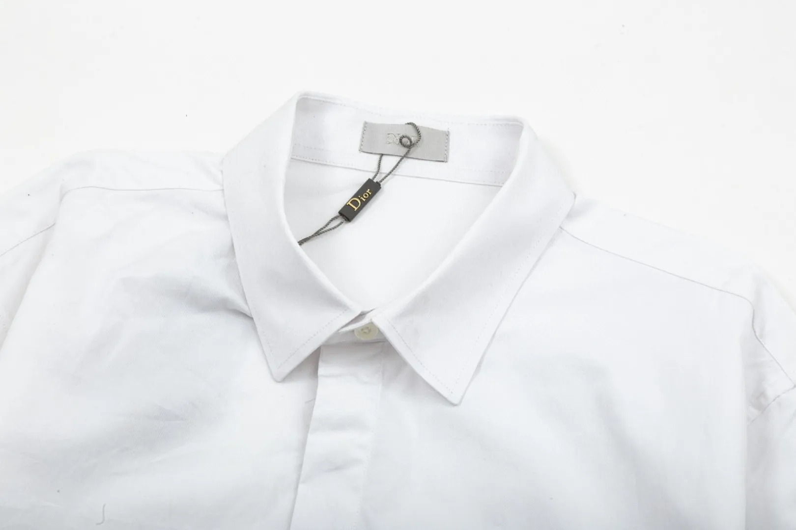 🅿️286 DIOR 🔥The most popular style is coming. Simple and versatile pocket letter logo slogan embroidered long-sleeved shirt. 2024ss official website new long-sleeved shirt, exquisite embroidered logo. High-end version, in-store customized fabric. Highly breathable and comfortable, exquisitely crafted, with impeccable detail processing. ✅Customized logo engraved buttons, complete with three labels. Brand element design concept reflects high quality. It feels delicate and soft! It presents a casual cut and the upper body shape is great! 🐉Code number: M-XXL
