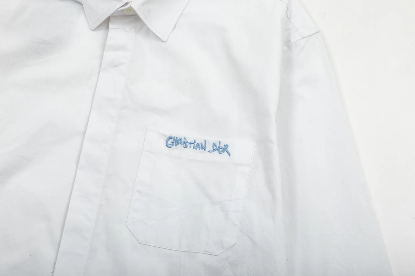 🅿️286 DIOR 🔥The most popular style is coming. Simple and versatile pocket letter logo slogan embroidered long-sleeved shirt. 2024ss official website new long-sleeved shirt, exquisite embroidered logo. High-end version, in-store customized fabric. Highly breathable and comfortable, exquisitely crafted, with impeccable detail processing. ✅Customized logo engraved buttons, complete with three labels. Brand element design concept reflects high quality. It feels delicate and soft! It presents a casual cut and the upper body shape is great! 🐉Code number: M-XXL