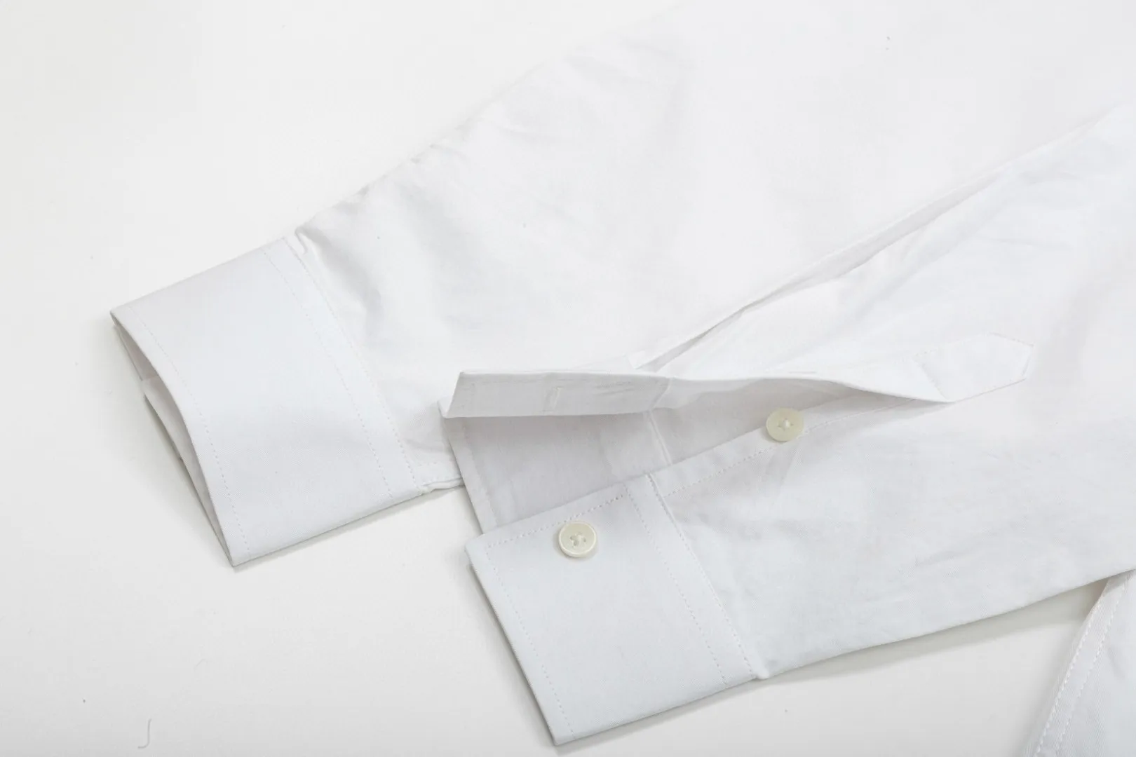 🅿️286 DIOR 🔥The most popular style is coming. Simple and versatile pocket letter logo slogan embroidered long-sleeved shirt. 2024ss official website new long-sleeved shirt, exquisite embroidered logo. High-end version, in-store customized fabric. Highly breathable and comfortable, exquisitely crafted, with impeccable detail processing. ✅Customized logo engraved buttons, complete with three labels. Brand element design concept reflects high quality. It feels delicate and soft! It presents a casual cut and the upper body shape is great! 🐉Code number: M-XXL