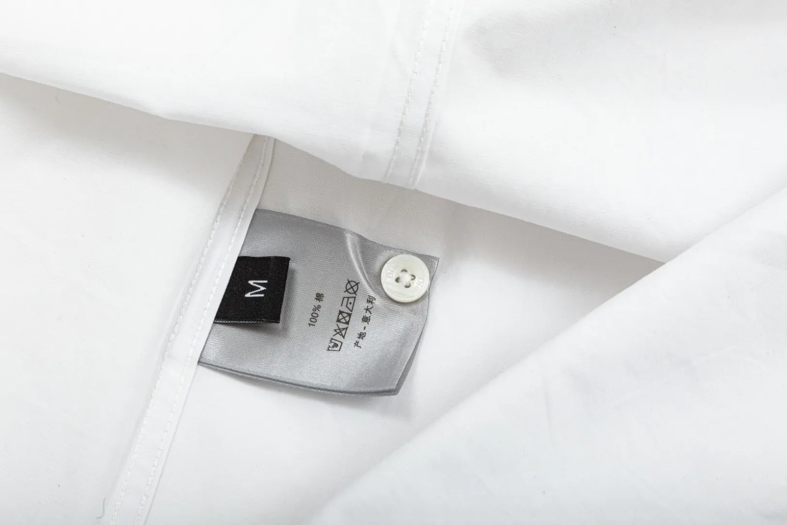 🅿️286 DIOR 🔥The most popular style is coming. Simple and versatile pocket letter logo slogan embroidered long-sleeved shirt. 2024ss official website new long-sleeved shirt, exquisite embroidered logo. High-end version, in-store customized fabric. Highly breathable and comfortable, exquisitely crafted, with impeccable detail processing. ✅Customized logo engraved buttons, complete with three labels. Brand element design concept reflects high quality. It feels delicate and soft! It presents a casual cut and the upper body shape is great! 🐉Code number: M-XXL