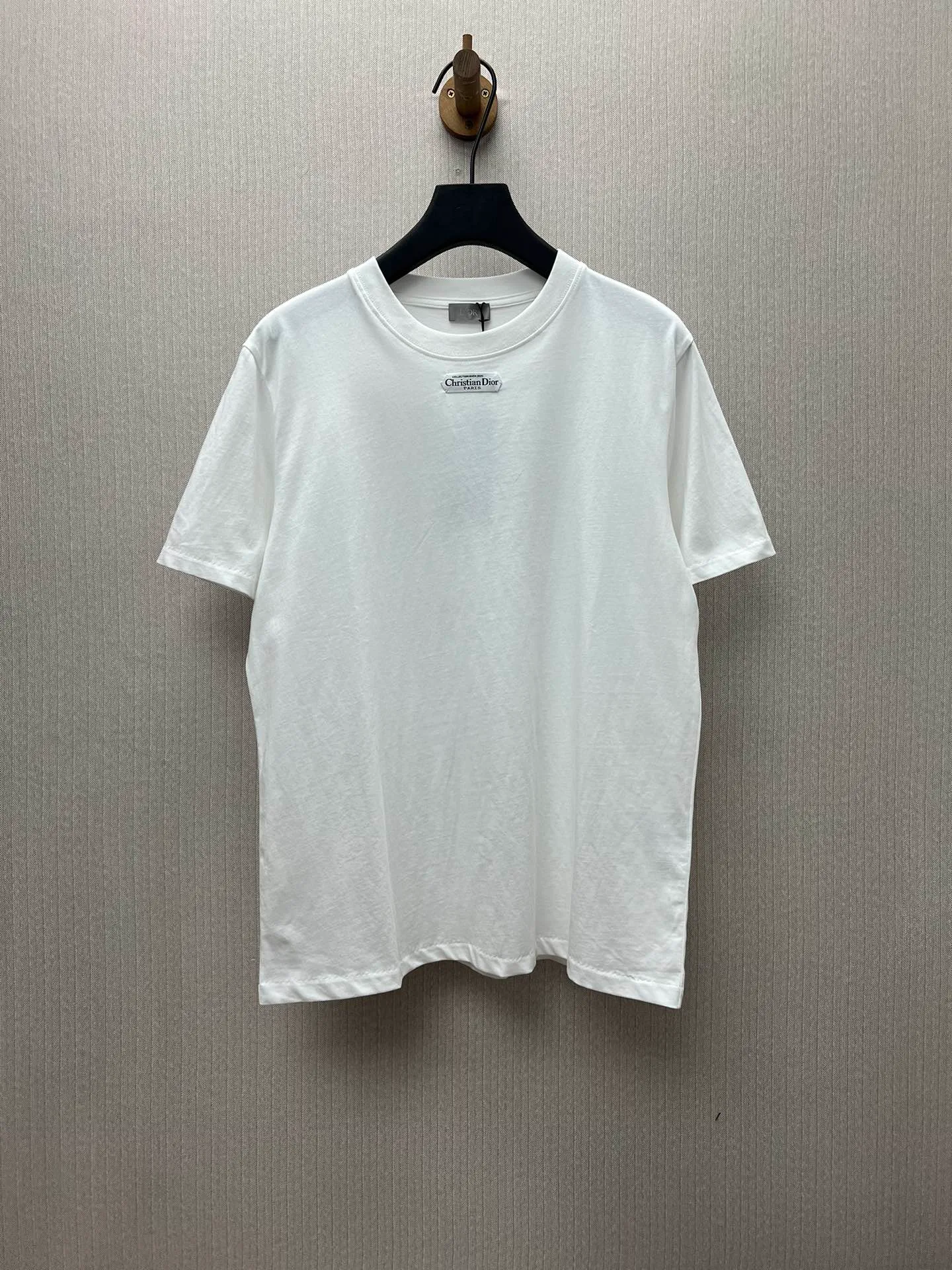 🅿️260 Dior 25ss new T-shirt is a new product of the 2025 winter men's wear series. It is decorated with a Christian Dior Paris logo label inspired by the spirit of Dior haute couture to enhance the style and pay tribute to the extraordinary craftsmanship of the Dior workshop. Crafted from glossy black cotton-jersey with a ribbed crew neck, it can be worn layered with a bomber jacket or paired with jeans for a casual look. Size: S.M.L.XL.