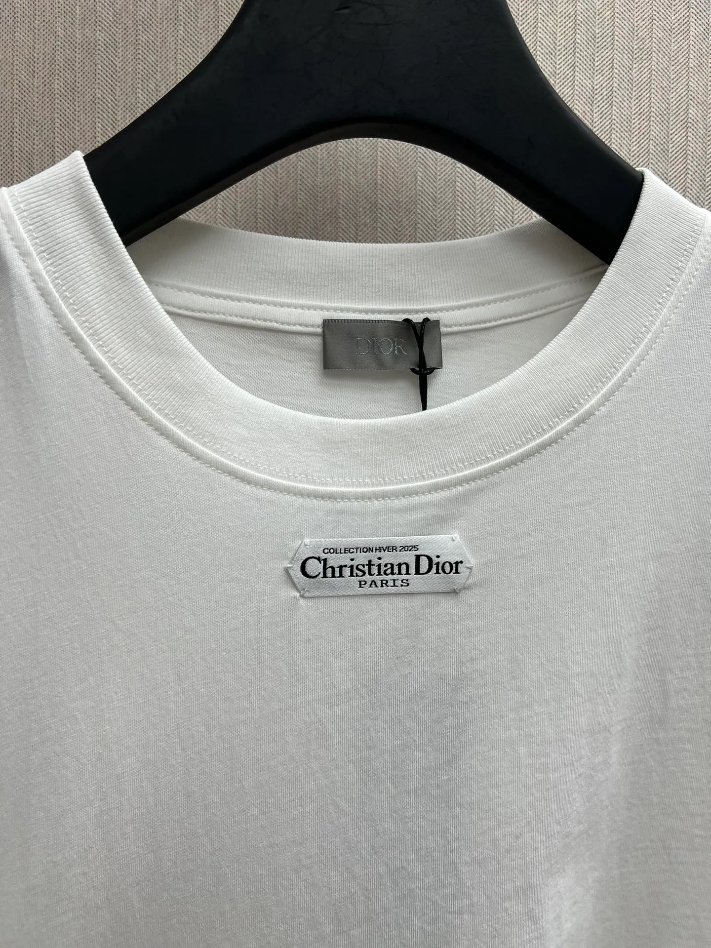 🅿️260 Dior 25ss new T-shirt is a new product of the 2025 winter men's wear series. It is decorated with a Christian Dior Paris logo label inspired by the spirit of Dior haute couture to enhance the style and pay tribute to the extraordinary craftsmanship of the Dior workshop. Crafted from glossy black cotton-jersey with a ribbed crew neck, it can be worn layered with a bomber jacket or paired with jeans for a casual look. Size: S.M.L.XL.