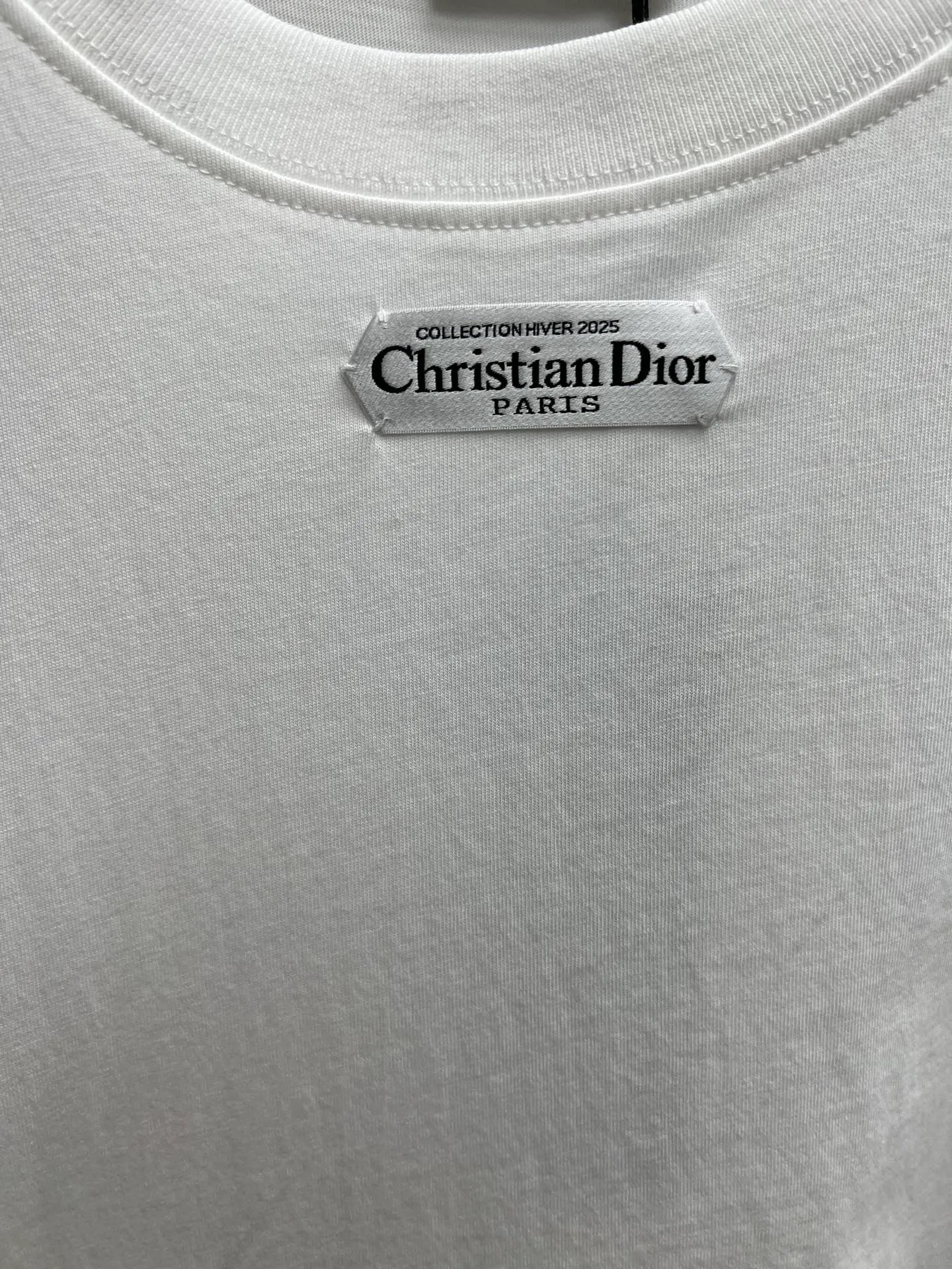🅿️260 Dior 25ss new T-shirt is a new product of the 2025 winter men's wear series. It is decorated with a Christian Dior Paris logo label inspired by the spirit of Dior haute couture to enhance the style and pay tribute to the extraordinary craftsmanship of the Dior workshop. Crafted from glossy black cotton-jersey with a ribbed crew neck, it can be worn layered with a bomber jacket or paired with jeans for a casual look. Size: S.M.L.XL.