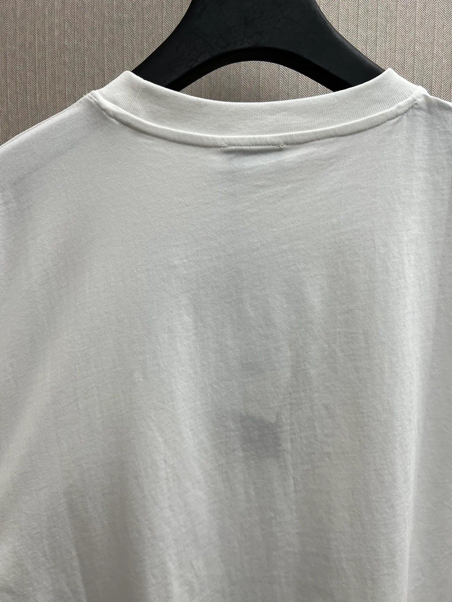 🅿️260 Dior 25ss new T-shirt is a new product of the 2025 winter men's wear series. It is decorated with a Christian Dior Paris logo label inspired by the spirit of Dior haute couture to enhance the style and pay tribute to the extraordinary craftsmanship of the Dior workshop. Crafted from glossy black cotton-jersey with a ribbed crew neck, it can be worn layered with a bomber jacket or paired with jeans for a casual look. Size: S.M.L.XL.