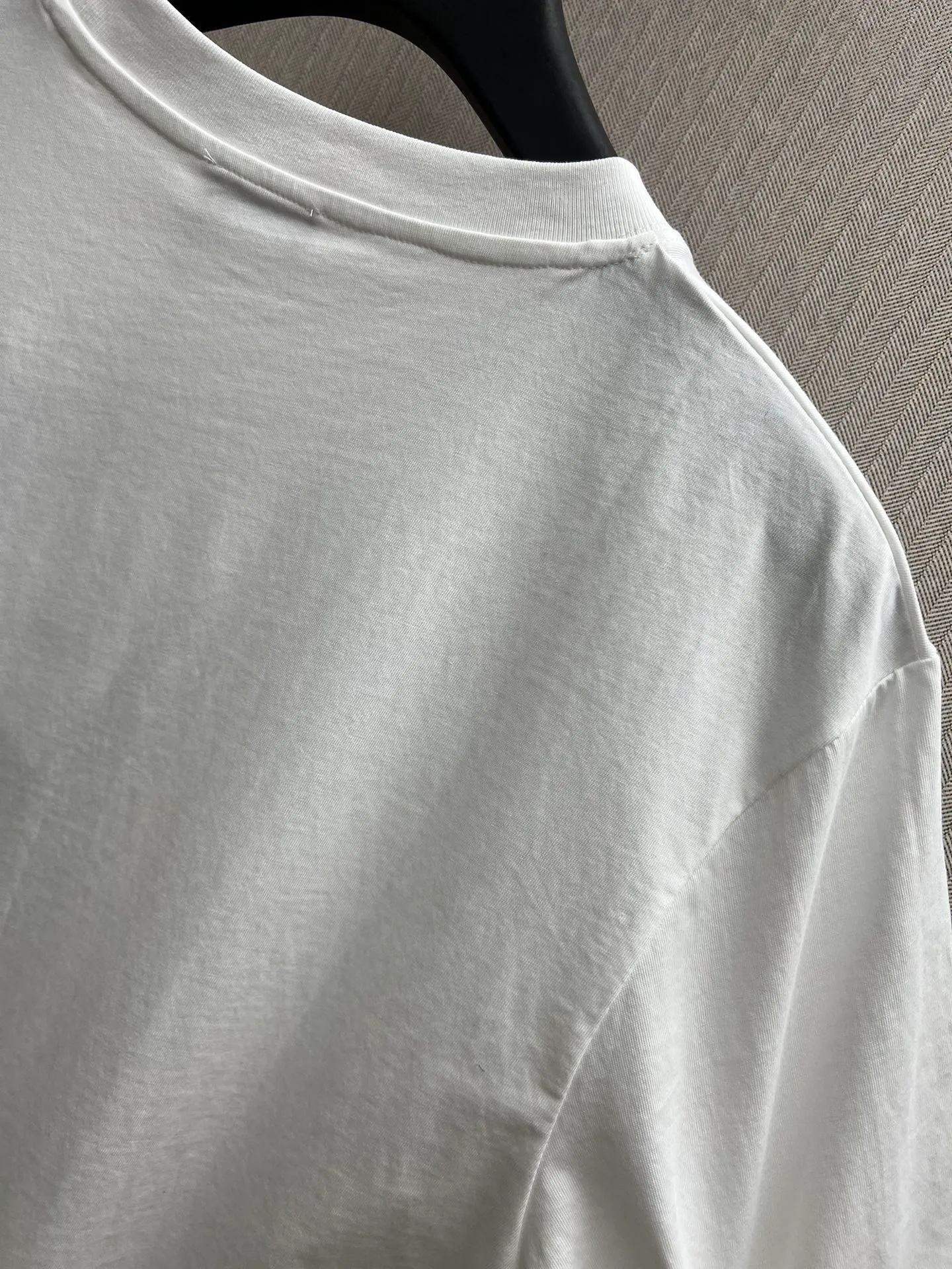 🅿️260 Dior 25ss new T-shirt is a new product of the 2025 winter men's wear series. It is decorated with a Christian Dior Paris logo label inspired by the spirit of Dior haute couture to enhance the style and pay tribute to the extraordinary craftsmanship of the Dior workshop. Crafted from glossy black cotton-jersey with a ribbed crew neck, it can be worn layered with a bomber jacket or paired with jeans for a casual look. Size: S.M.L.XL.