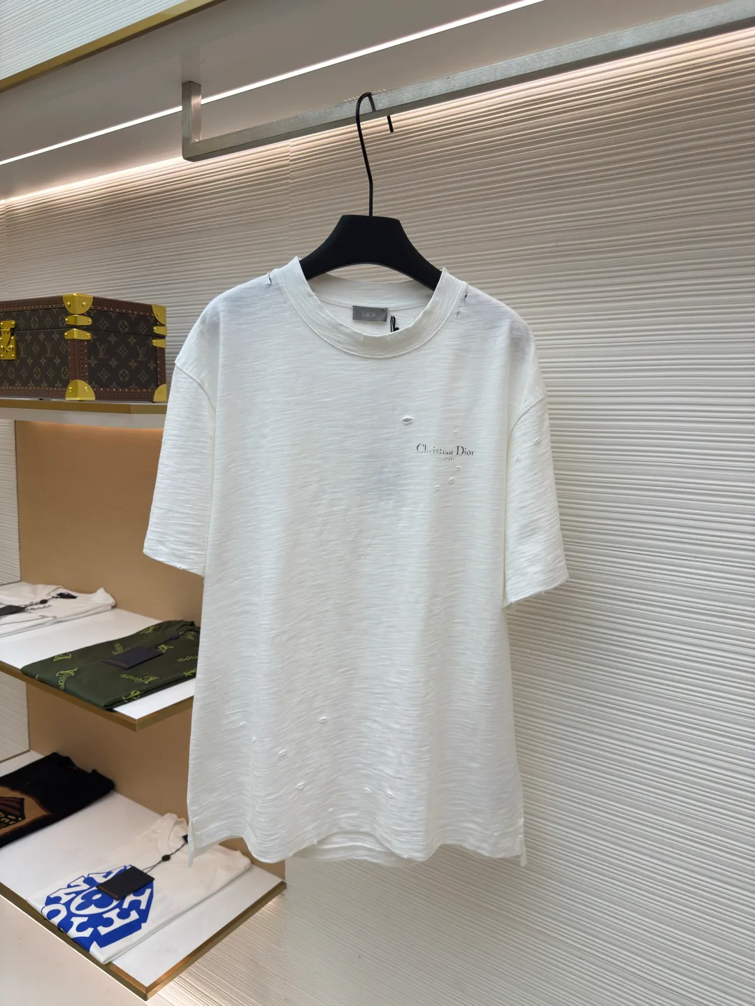 Dior hole letter printed T-shirt ●Authentic product: 8400 purchased and developed ●Item number: 1680534-A35 ●Fabric: slub plain fabric ●Technology: Printing ●Version: Fitted version ●Weight: about 420 grams ●Size: XS-S-M-L ●Description: Fabric used The round collar is positioned on a flat car, and the front and rear panels are printed with hand-plated screen glue. The film is engraved with laser dots to create the effect of hollowing out and missing letters. The side of the garment is designed to be bifurcated by a flat car. The hem of the front and rear panels is cut using a special toe-picking machine to create a hollow effect on the surface. The entire garment is manually positioned and cut with holes, and the garment is fermented and washed to create a nostalgic effect. The overall workmanship is very complicated. The embroidery is made with heat-capacitive glue and needs to be hot-glued to ensure quality. The checkerboard pattern needs to be positioned correctly, so the speed is relatively slow. Each process of the entire garment is slow and time-consuming. The overall wiring is straight and delicate, the fabric is comfortable and soft, and the color is consistent without color difference. It can be matched with the same style to create a fashionable look, and can be used in various occasions. Customized accessories, three complete standards, the same style for men and women!