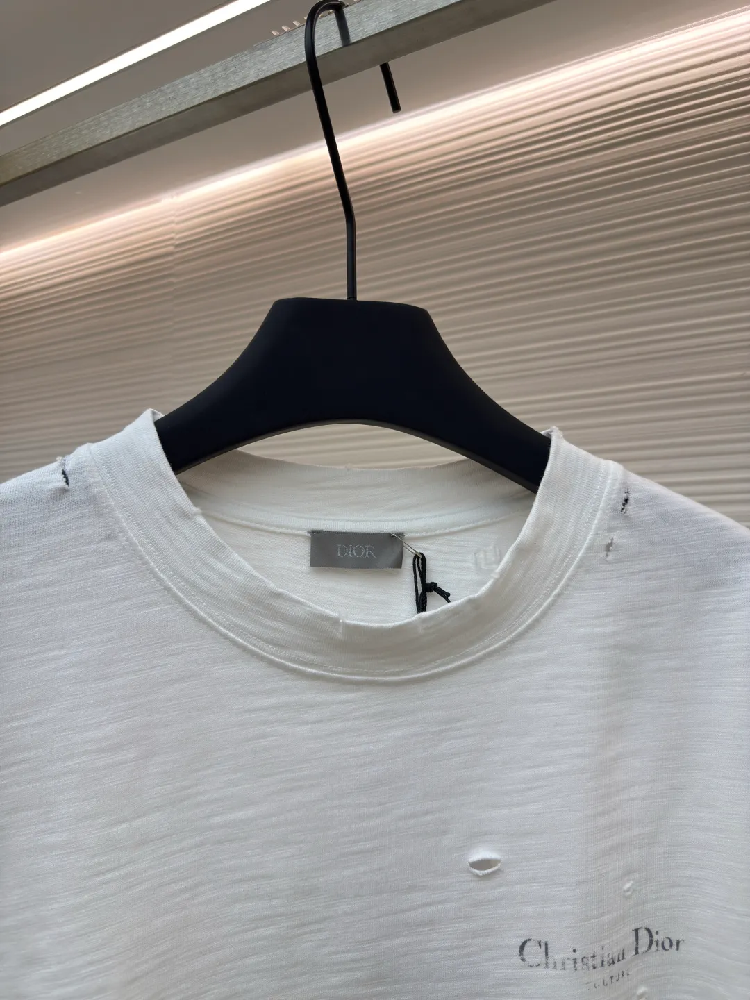 Dior hole letter printed T-shirt ●Authentic product: 8400 purchased and developed ●Item number: 1680534-A35 ●Fabric: slub plain fabric ●Technology: Printing ●Version: Fitted version ●Weight: about 420 grams ●Size: XS-S-M-L ●Description: Fabric used The round collar is positioned on a flat car, and the front and rear panels are printed with hand-plated screen glue. The film is engraved with laser dots to create the effect of hollowing out and missing letters. The side of the garment is designed to be bifurcated by a flat car. The hem of the front and rear panels is cut using a special toe-picking machine to create a hollow effect on the surface. The entire garment is manually positioned and cut with holes, and the garment is fermented and washed to create a nostalgic effect. The overall workmanship is very complicated. The embroidery is made with heat-capacitive glue and needs to be hot-glued to ensure quality. The checkerboard pattern needs to be positioned correctly, so the speed is relatively slow. Each process of the entire garment is slow and time-consuming. The overall wiring is straight and delicate, the fabric is comfortable and soft, and the color is consistent without color difference. It can be matched with the same style to create a fashionable look, and can be used in various occasions. Customized accessories, three complete standards, the same style for men and women!