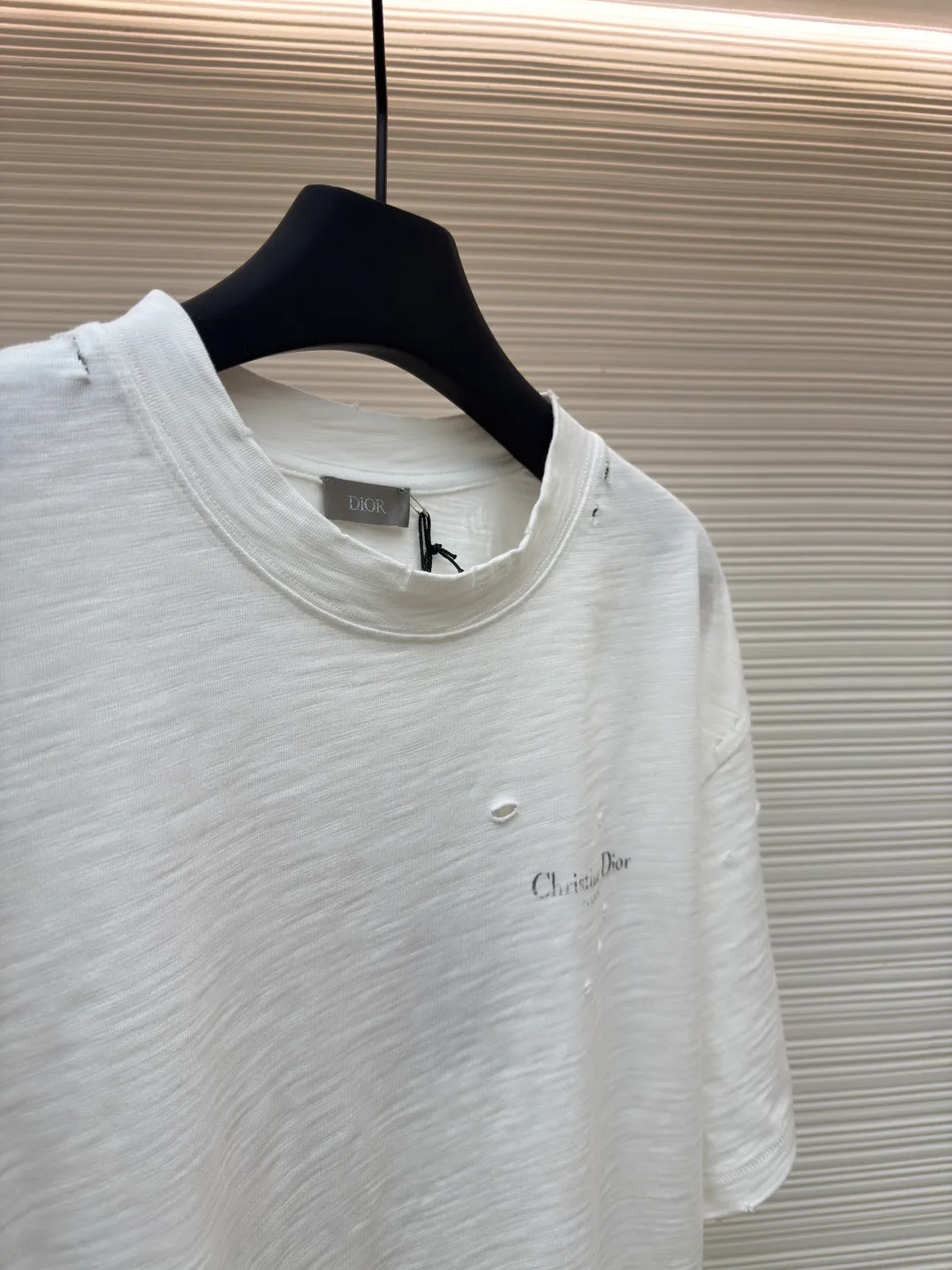 Dior hole letter printed T-shirt ●Authentic product: 8400 purchased and developed ●Item number: 1680534-A35 ●Fabric: slub plain fabric ●Technology: Printing ●Version: Fitted version ●Weight: about 420 grams ●Size: XS-S-M-L ●Description: Fabric used The round collar is positioned on a flat car, and the front and rear panels are printed with hand-plated screen glue. The film is engraved with laser dots to create the effect of hollowing out and missing letters. The side of the garment is designed to be bifurcated by a flat car. The hem of the front and rear panels is cut using a special toe-picking machine to create a hollow effect on the surface. The entire garment is manually positioned and cut with holes, and the garment is fermented and washed to create a nostalgic effect. The overall workmanship is very complicated. The embroidery is made with heat-capacitive glue and needs to be hot-glued to ensure quality. The checkerboard pattern needs to be positioned correctly, so the speed is relatively slow. Each process of the entire garment is slow and time-consuming. The overall wiring is straight and delicate, the fabric is comfortable and soft, and the color is consistent without color difference. It can be matched with the same style to create a fashionable look, and can be used in various occasions. Customized accessories, three complete standards, the same style for men and women!