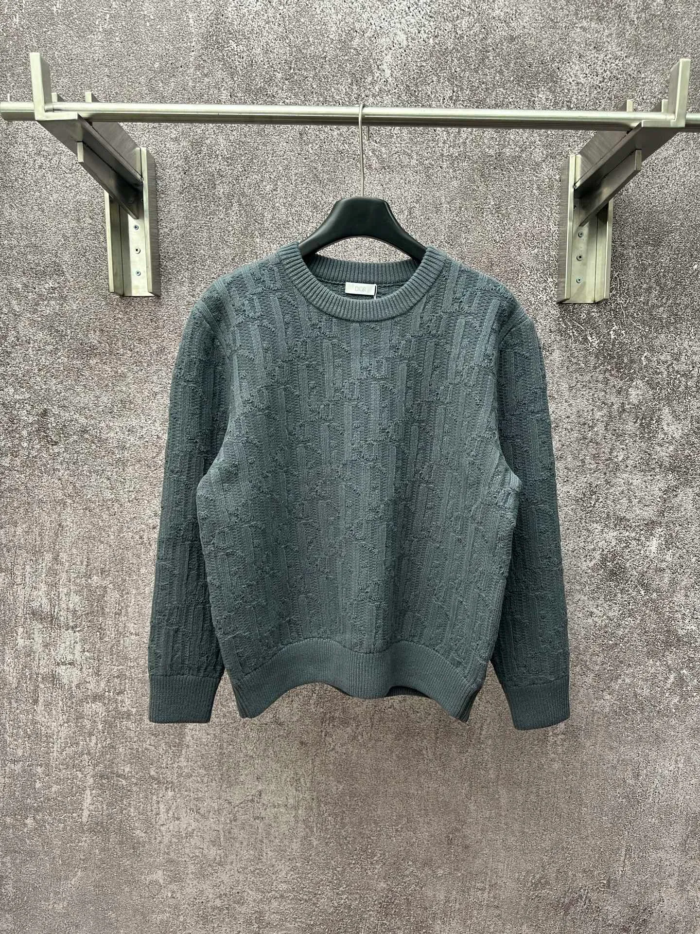 🅿️430 Dior/Dior CD all over printed dark pattern old flower rattan plaid all over sweater The wool material is made of the original uniform high-elastic core-filled yarn, which is dyed, dyed, and spun in the whole process. There are many manufacturing processes for the core-filled yarn. It needs to spin out the raw material core, and then hook the yarn on the machine and thread the raw material core for secondary processing. The machine speed cannot be fast, and it will easily spin out when it is fast. Once the spin is pulled, it will be useless; it will be processed after it is finished. For dyeing, you can only find high-temperature dyeing vats. If the temperature is not enough, the yarn will be dyed unevenly; high-temperature vats are rare in dyeing factories. Generally, it takes 12 hours to enter the vat for dyeing. It takes several hours to dry at low temperature when drying out. If the temperature is too high, it will be scrapped; after dyeing, the wool can only be beaten at a slow speed. The overall wiring is straight and delicate, the fabric is comfortable and soft, and the color is consistent with the original version. Customized accessories, complete with three standards Size: S M L XL