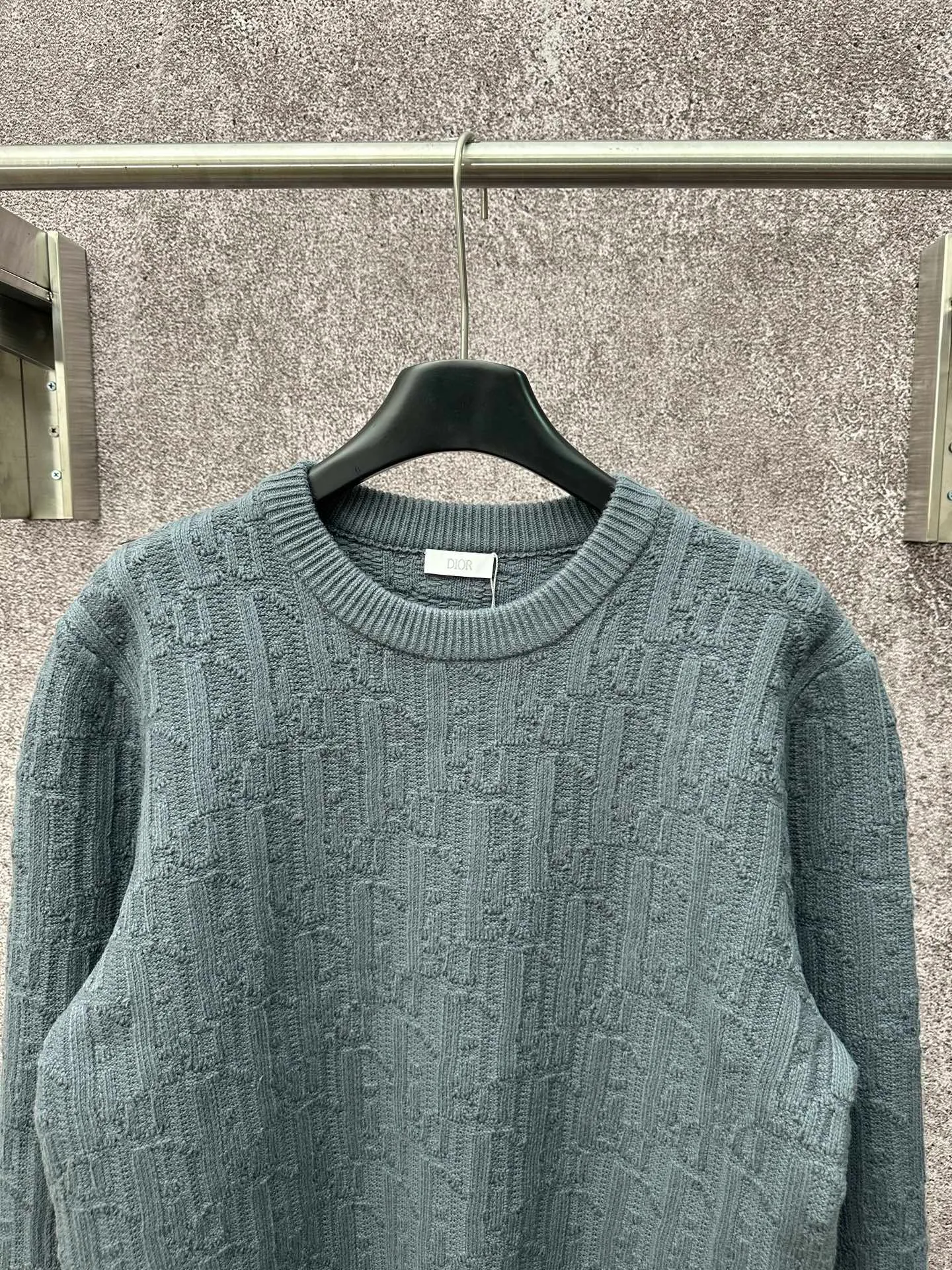 🅿️430 Dior/Dior CD all over printed dark pattern old flower rattan plaid all over sweater The wool material is made of the original uniform high-elastic core-filled yarn, which is dyed, dyed, and spun in the whole process. There are many manufacturing processes for the core-filled yarn. It needs to spin out the raw material core, and then hook the yarn on the machine and thread the raw material core for secondary processing. The machine speed cannot be fast, and it will easily spin out when it is fast. Once the spin is pulled, it will be useless; it will be processed after it is finished. For dyeing, you can only find high-temperature dyeing vats. If the temperature is not enough, the yarn will be dyed unevenly; high-temperature vats are rare in dyeing factories. Generally, it takes 12 hours to enter the vat for dyeing. It takes several hours to dry at low temperature when drying out. If the temperature is too high, it will be scrapped; after dyeing, the wool can only be beaten at a slow speed. The overall wiring is straight and delicate, the fabric is comfortable and soft, and the color is consistent with the original version. Customized accessories, complete with three standards Size: S M L XL