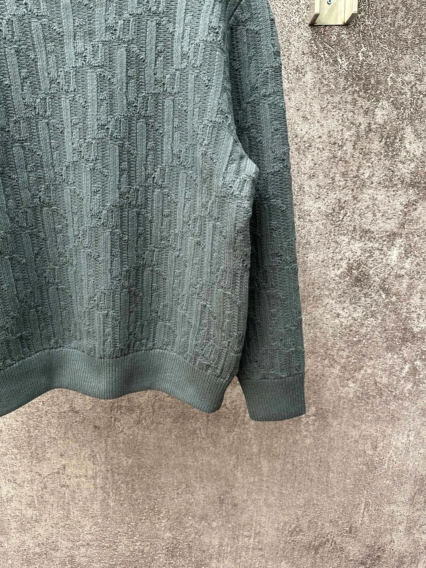 🅿️430 Dior/Dior CD all over printed dark pattern old flower rattan plaid all over sweater The wool material is made of the original uniform high-elastic core-filled yarn, which is dyed, dyed, and spun in the whole process. There are many manufacturing processes for the core-filled yarn. It needs to spin out the raw material core, and then hook the yarn on the machine and thread the raw material core for secondary processing. The machine speed cannot be fast, and it will easily spin out when it is fast. Once the spin is pulled, it will be useless; it will be processed after it is finished. For dyeing, you can only find high-temperature dyeing vats. If the temperature is not enough, the yarn will be dyed unevenly; high-temperature vats are rare in dyeing factories. Generally, it takes 12 hours to enter the vat for dyeing. It takes several hours to dry at low temperature when drying out. If the temperature is too high, it will be scrapped; after dyeing, the wool can only be beaten at a slow speed. The overall wiring is straight and delicate, the fabric is comfortable and soft, and the color is consistent with the original version. Customized accessories, complete with three standards Size: S M L XL