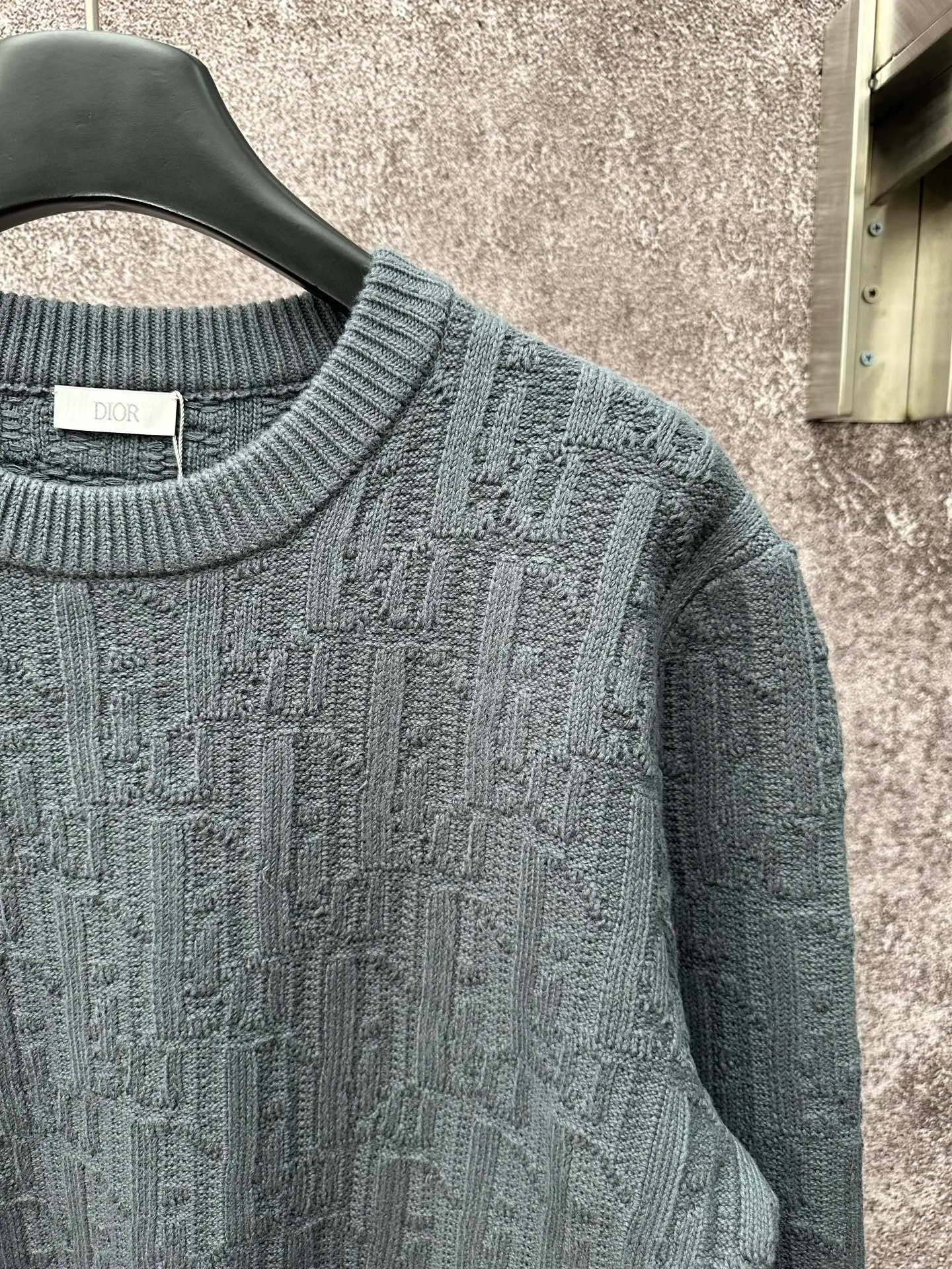 🅿️430 Dior/Dior CD all over printed dark pattern old flower rattan plaid all over sweater The wool material is made of the original uniform high-elastic core-filled yarn, which is dyed, dyed, and spun in the whole process. There are many manufacturing processes for the core-filled yarn. It needs to spin out the raw material core, and then hook the yarn on the machine and thread the raw material core for secondary processing. The machine speed cannot be fast, and it will easily spin out when it is fast. Once the spin is pulled, it will be useless; it will be processed after it is finished. For dyeing, you can only find high-temperature dyeing vats. If the temperature is not enough, the yarn will be dyed unevenly; high-temperature vats are rare in dyeing factories. Generally, it takes 12 hours to enter the vat for dyeing. It takes several hours to dry at low temperature when drying out. If the temperature is too high, it will be scrapped; after dyeing, the wool can only be beaten at a slow speed. The overall wiring is straight and delicate, the fabric is comfortable and soft, and the color is consistent with the original version. Customized accessories, complete with three standards Size: S M L XL
