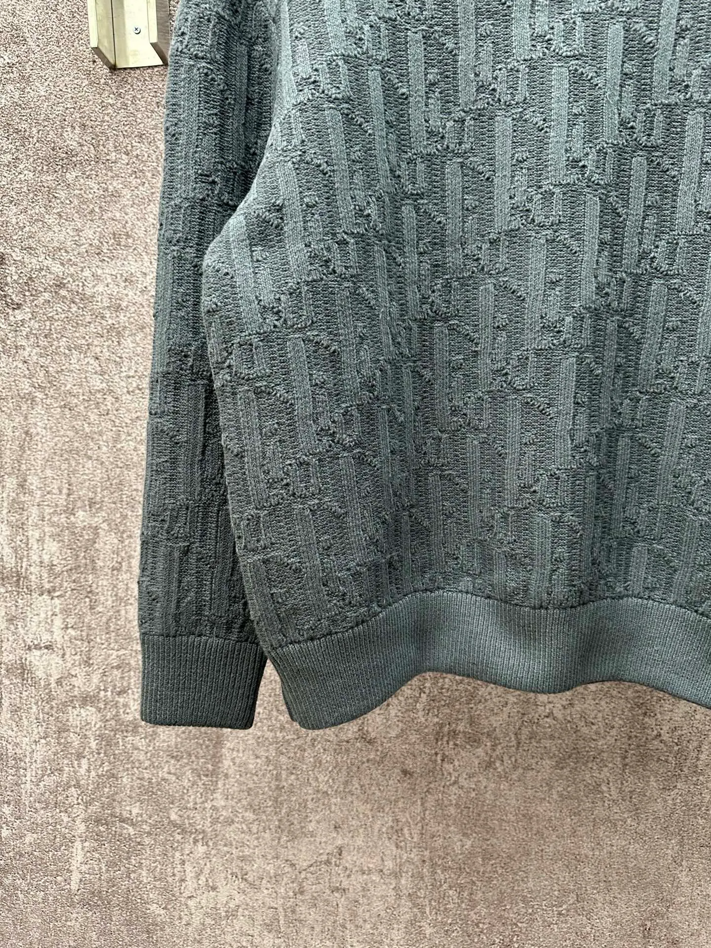 🅿️430 Dior/Dior CD all over printed dark pattern old flower rattan plaid all over sweater The wool material is made of the original uniform high-elastic core-filled yarn, which is dyed, dyed, and spun in the whole process. There are many manufacturing processes for the core-filled yarn. It needs to spin out the raw material core, and then hook the yarn on the machine and thread the raw material core for secondary processing. The machine speed cannot be fast, and it will easily spin out when it is fast. Once the spin is pulled, it will be useless; it will be processed after it is finished. For dyeing, you can only find high-temperature dyeing vats. If the temperature is not enough, the yarn will be dyed unevenly; high-temperature vats are rare in dyeing factories. Generally, it takes 12 hours to enter the vat for dyeing. It takes several hours to dry at low temperature when drying out. If the temperature is too high, it will be scrapped; after dyeing, the wool can only be beaten at a slow speed. The overall wiring is straight and delicate, the fabric is comfortable and soft, and the color is consistent with the original version. Customized accessories, complete with three standards Size: S M L XL